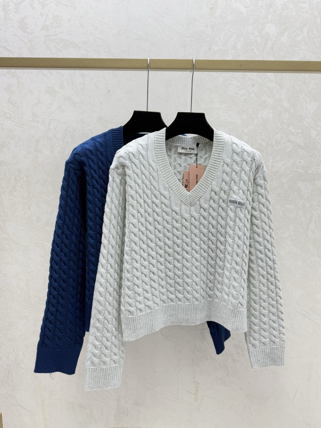 NO:695867,M family early autumn new style solid color V-neck knitted long sleeves color white royal blue size 36.38.40,,19860909M家 早秋新款 纯色V领针织长袖 颜色白色 宝蓝 尺码36.38.40,,,Women's clothing