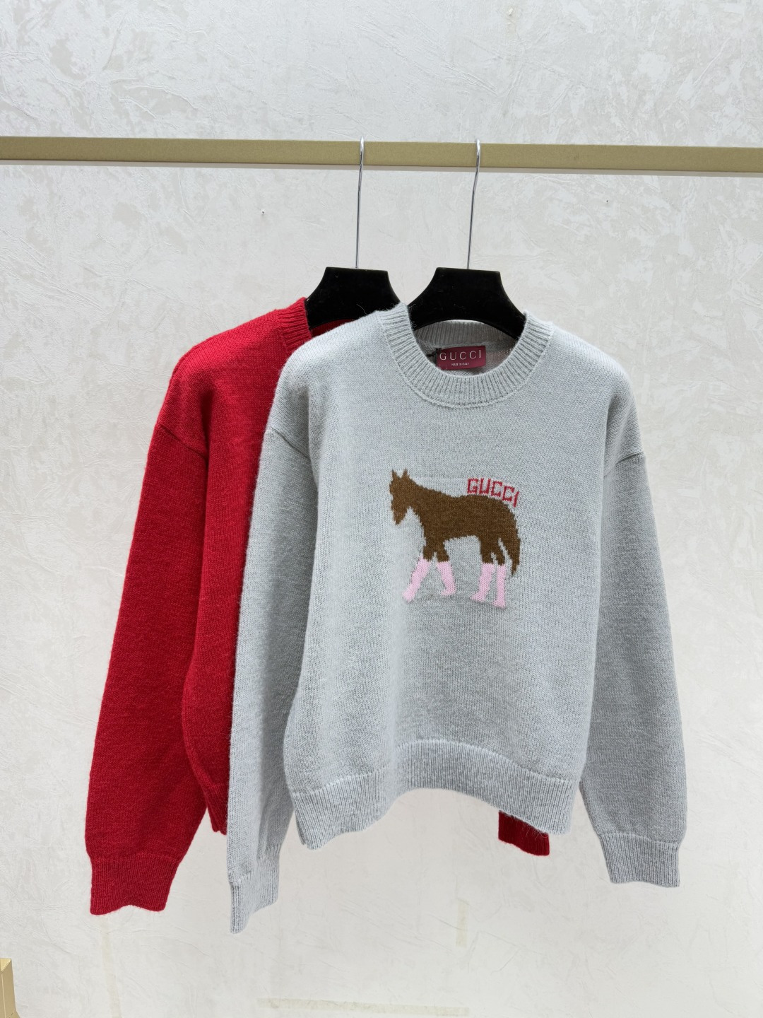 NO:696934,G Home Early Autumn New Style Contrast Color Pony Round Neck Knitted Long Sleeves Color Gray Red Size 36.38.40,,gucci,19860909G家 早秋新款 撞色小马圆领针织长袖 颜色灰色 红色 尺码36.38.40,,gucci,,Women's clothing