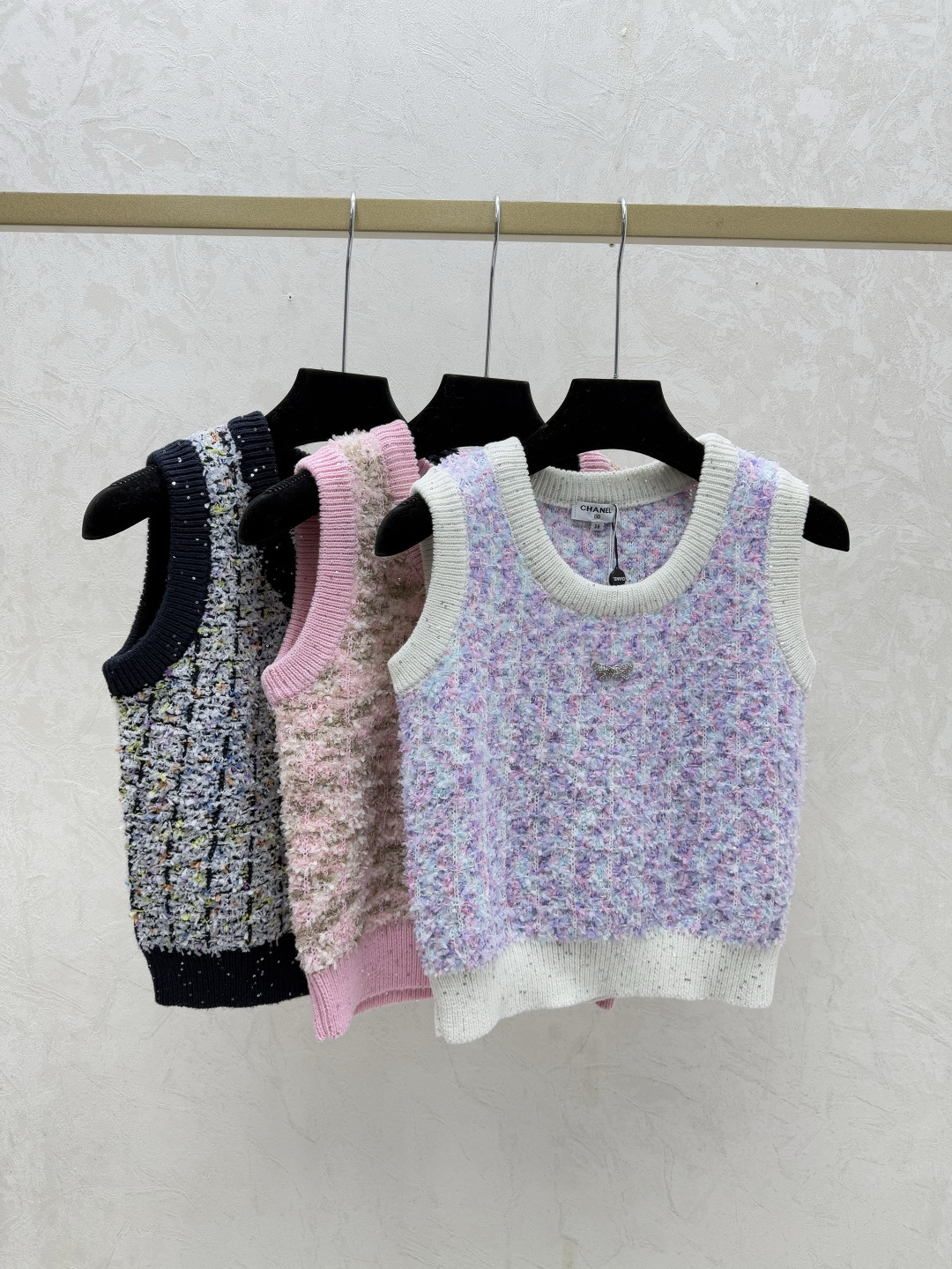 NO:696963,CH Home Early Spring New Style Contrast Sequin Round Neck Knitted Vest Color White Pink Black Size 36.38.40,,19860909CH家 早春新款 撞色珠片圆领针织背心 颜色白色 粉色 黑色 尺码36.38.40,,,Women's clothing