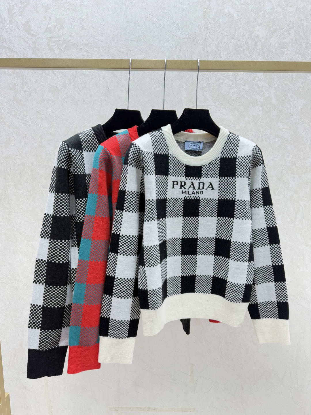 NO:696965,P Home Early Autumn New Style Contrast Letter Plaid Stripe Round Neck Knitted Long Sleeve Color White Red Black Size 36.38.40,,19860909P家 早秋新款 撞色字母格子条纹圆领针织长袖 颜色白色 红色 黑色 尺码36.38.40,,,Women's clothing