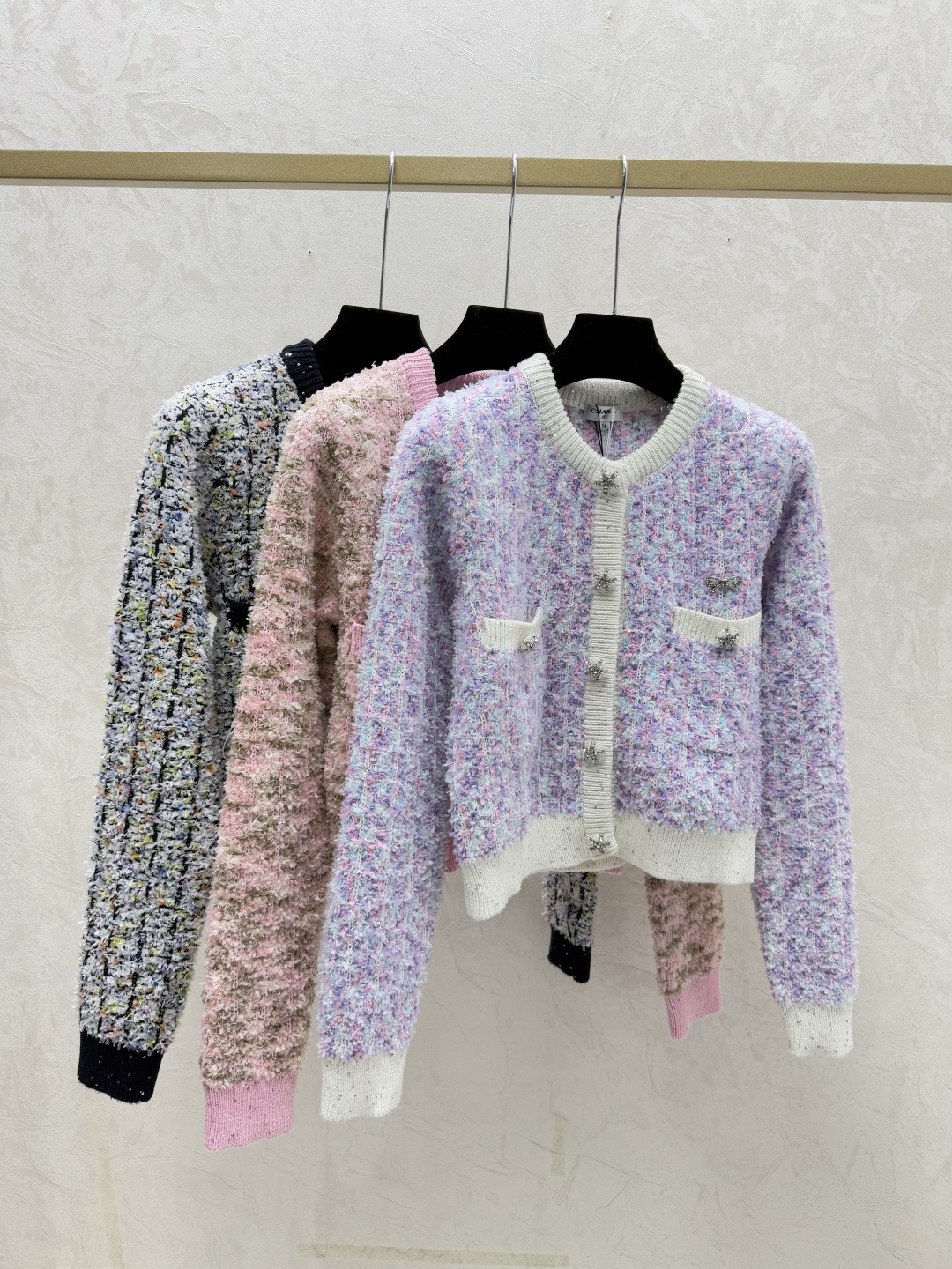 NO:696950,Early autumn new style contrasting sequined round neck knitted long-sleeved cardigan color white pink black size 36.38.40,,19860909早秋新款 撞色珠片圆领针织长袖开衫 颜色白色 粉色 黑色 尺码36.38.40,,,Women's clothing
