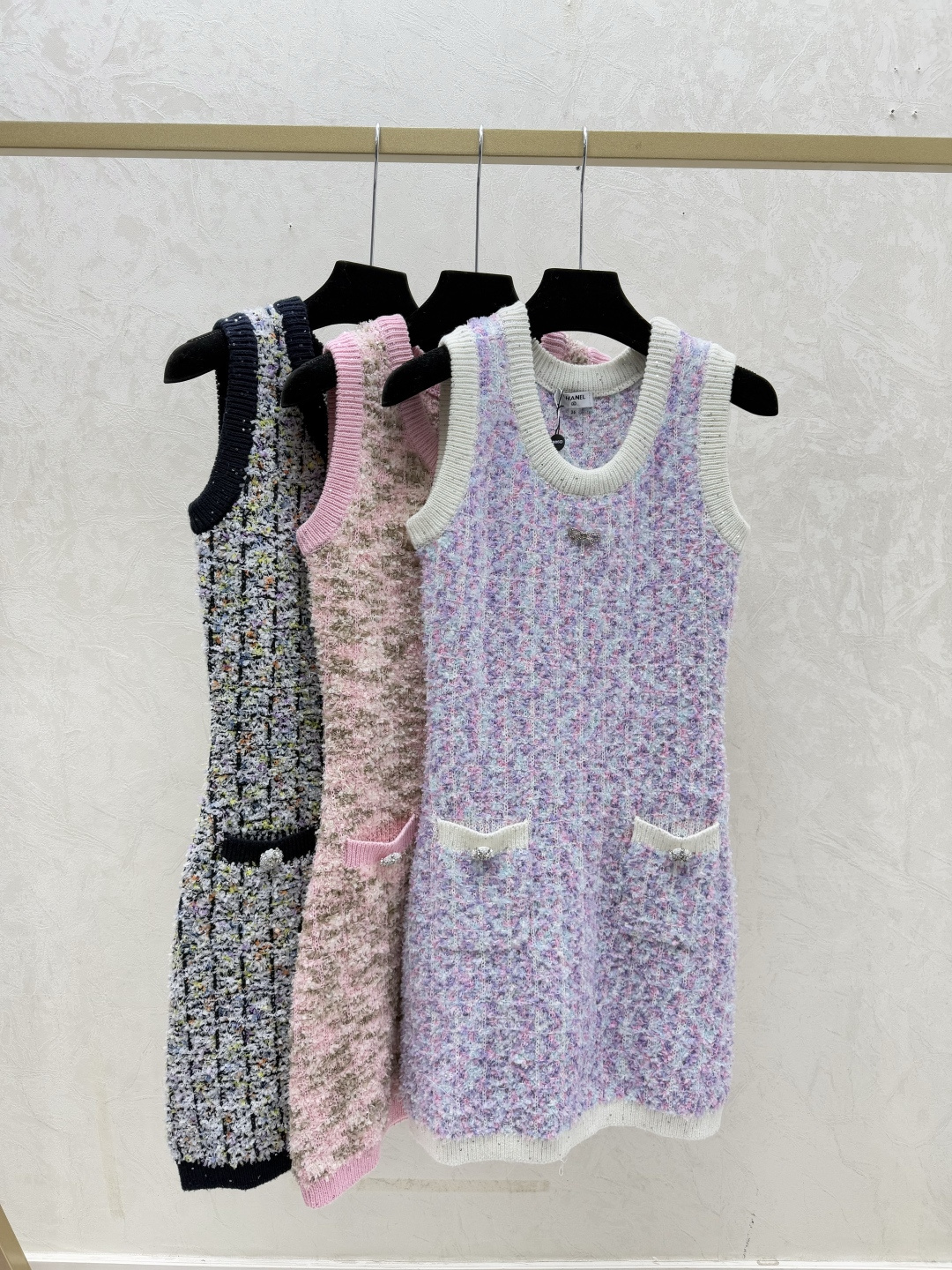 NO:696953,CH Home Early Spring New Style Contrast Color Sequin Round Neck Knitted Tank Top Color White Pink Black Size 36.38.40,,skirts,19860909CH家 早春新款 撞色珠片圆领针织背心裙 颜色白色 粉色 黑色 尺码36.38.40,,skirts,,Women's clothing