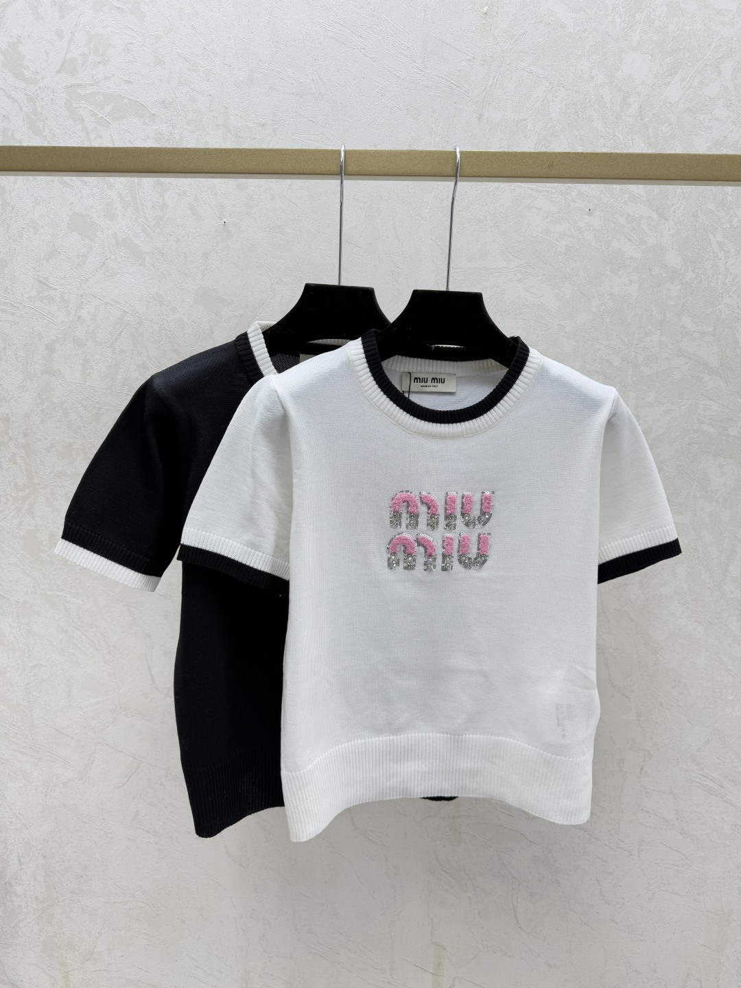 NO:697329,M Family Early Spring New Style Contrast Letter Jacquard Round Neck Knitted Short Sleeves Color White Black Size 36.38.40, T-shirt,19860909M家 早春新款 撞色字母提花圆领针织短袖 颜色白色 黑色 尺码36.38.40,,T-shirt,,Women's clothing