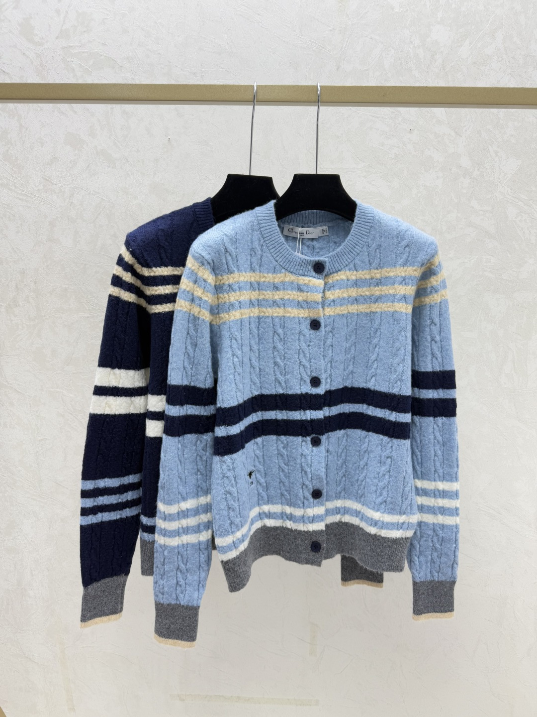NO:708129,D Home Early Autumn New Style Contrast Color Striped Round Neck Knitted Long-Sleeved Cardigan Color Blue Royal Blue Size 36.38.40,,dior,19860909D家 早秋新款 撞色条纹圆领针织长袖开衫 颜色蓝色 宝蓝 尺码36.38.40,,dior,,Women's clothing