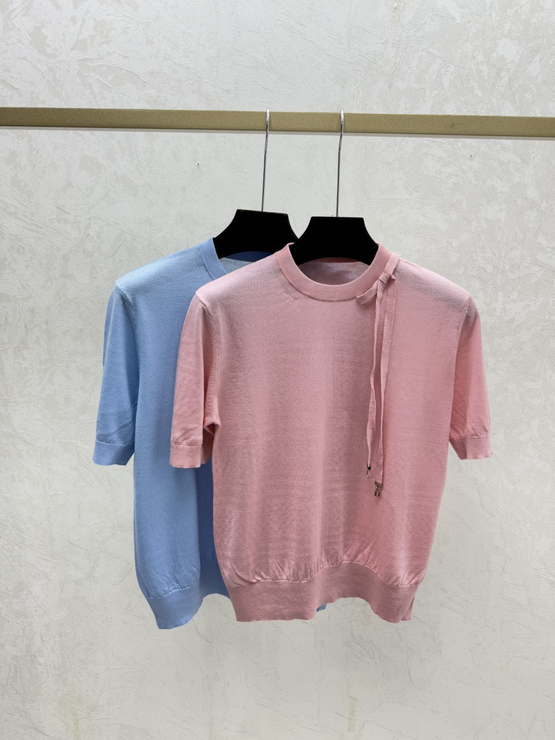 NO:708133,D family early autumn new style solid color simple round neck knitted short sleeves color pink blue size 36.38.40, dior, T-shirt,19860909D家 早秋新款 纯色简约圆领针织短袖 颜色粉色 蓝色 尺码36.38.40,,dior,T-shirt,,Women's clothing