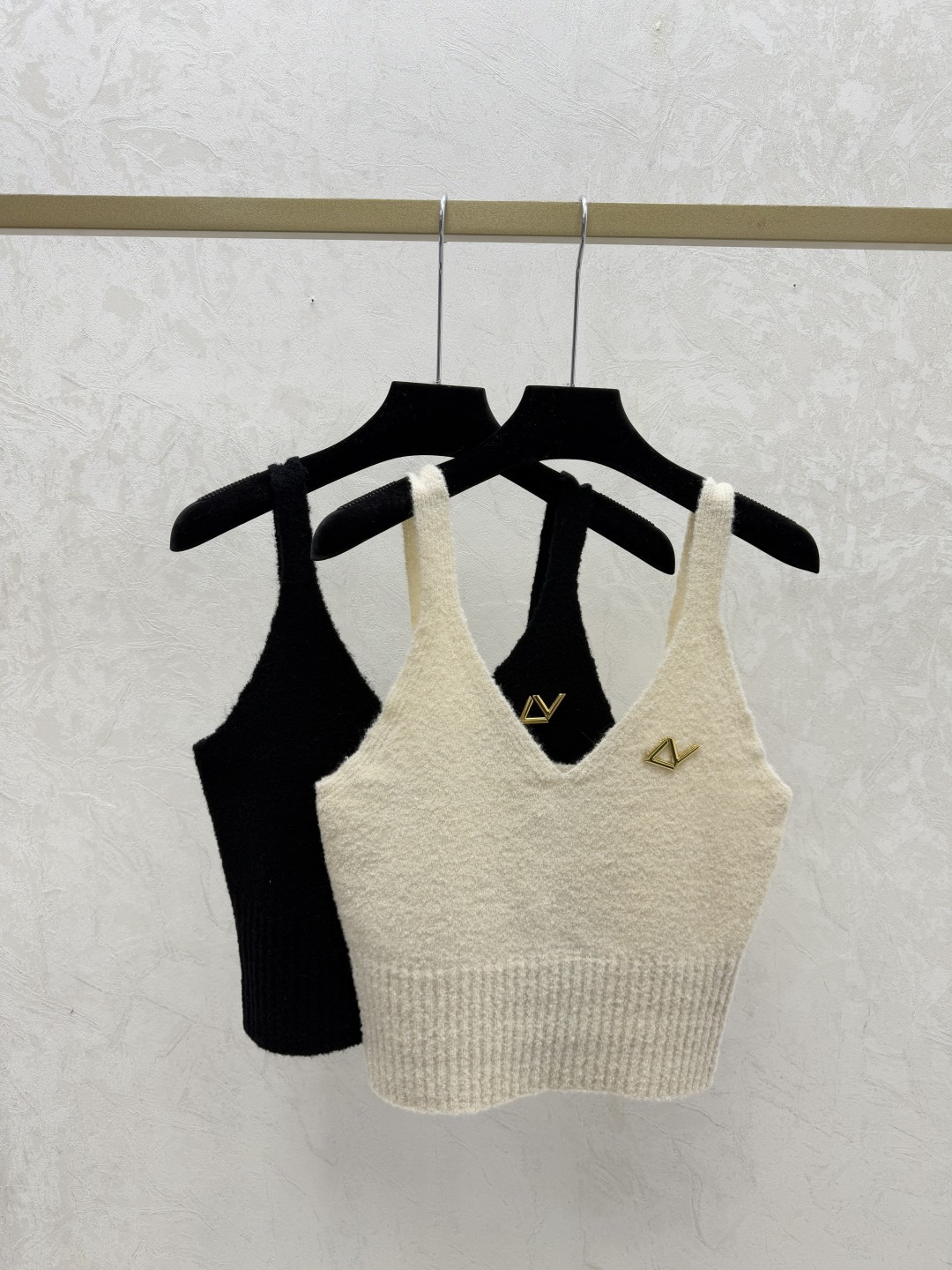 NO:708136,L family early spring new style solid color simple V-neck knitted suspender color apricot black size 36.38.40, louis vuitton,19860909L家 早春新款 纯色简约V领针织吊带 颜色杏色 黑色 尺码36.38.40,,louis vuitton,,Women's clothing