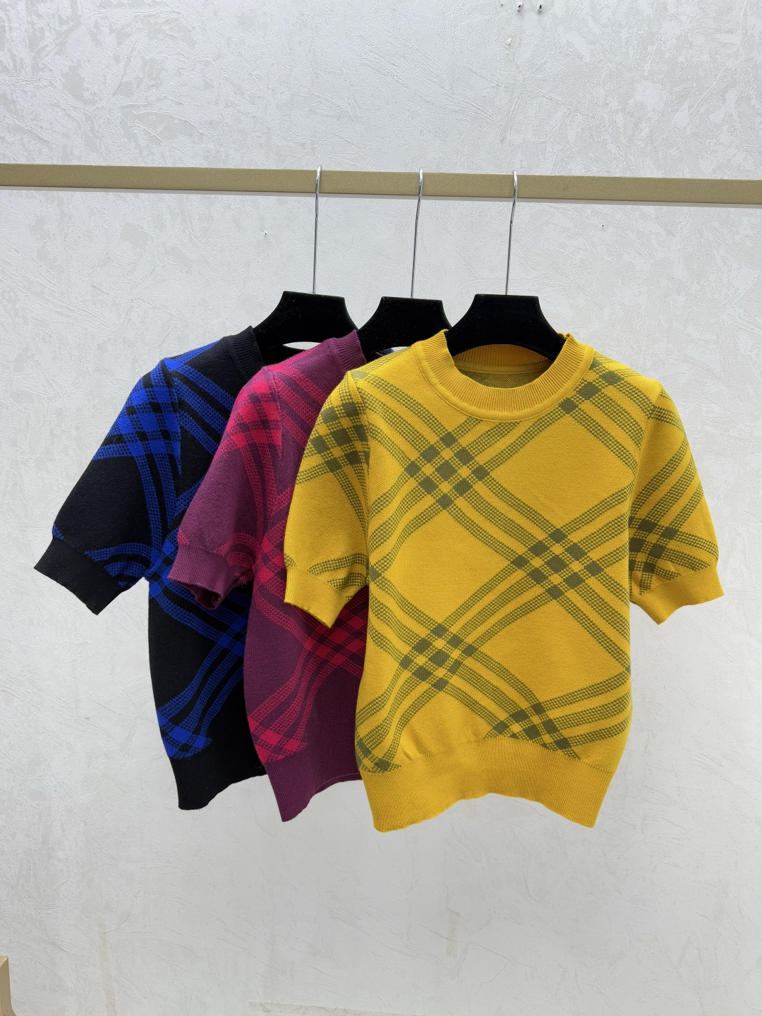 NO:708148,BU Home Early Spring New Style Contrast Plaid Striped Round Neck Knitted Short Sleeves Color Yellow Red Black Size 36.38.40, T-shirt,19860909BU家 早春新款 撞色格子条纹圆领针织短袖 颜色黄色 红色 黑色 尺码36.38.40,,T-shirt,,Women's clothing