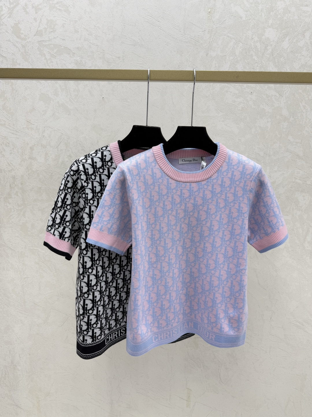 NO:709873,D family early spring new style contrasting presbyopic letter round neck knitted short sleeves color pink black size 36.38.40, dior, T-shirt,19860909D家 早春新款 撞色老花字母圆领针织短袖 颜色粉色 黑色 尺码36.38.40,,dior,T-shirt,,Women's clothing