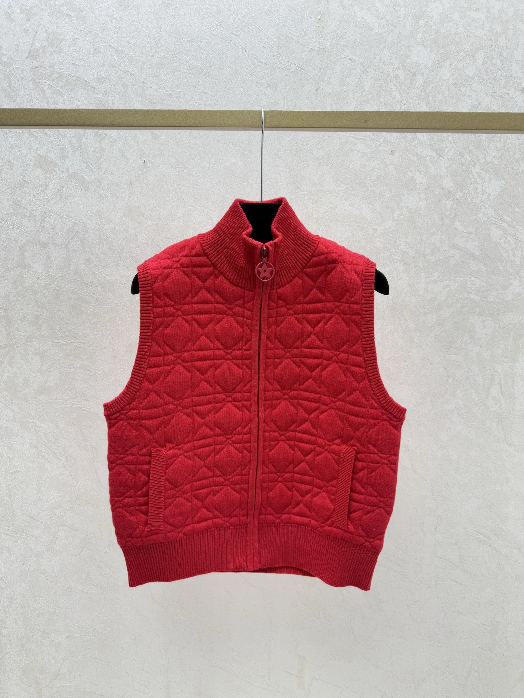 NO:709879,D family early autumn new style solid color simple high collar knitted vest cardigan color white red black size 36.38.40, dior,19860909D家 早秋新款 纯色简约高领针织背心开衫 颜色白色 红色 黑色 尺码36.38.40,,dior,,Women's clothing