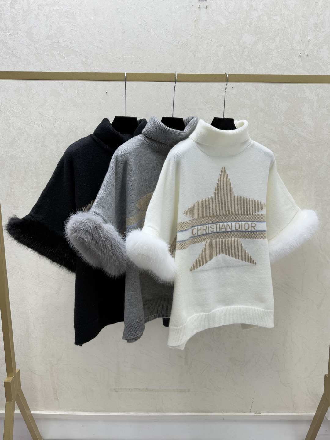 NO:709881,D Home Early Autumn New Style Contrast Five-Pointed Star Letters High Collar Feather Knitted Long Sleeves Color White Gray Black Size 36.38.40,,dior,19860909D家 早秋新款 撞色五角星字母高领羽饰针织长袖 颜色白色 灰色 黑色 尺码36.38.40,,dior,,Women's clothing
