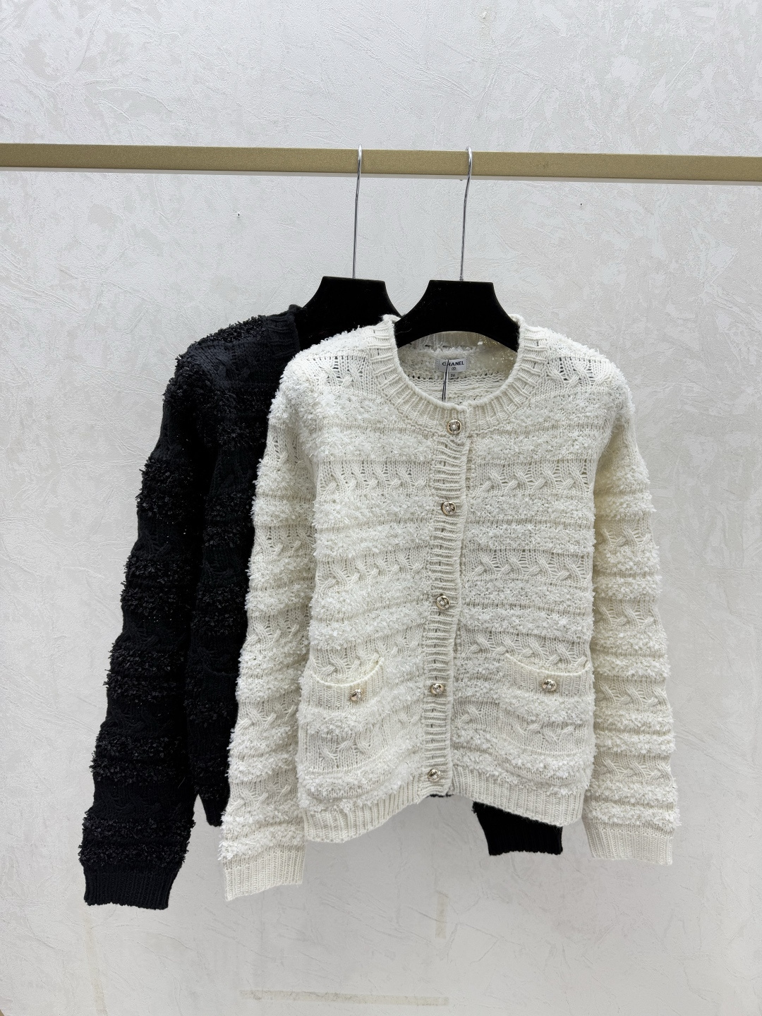NO:709894,CH Home Early Autumn New Solid Color Jacquard Round Neck Knitted Long-Sleeved Cardigan Color White Black Size 36.38.40,,19860909CH家 早秋新款 纯色提花圆领针织长袖开衫 颜色白色 黑色 尺码36.38.40,,,Women's clothing
