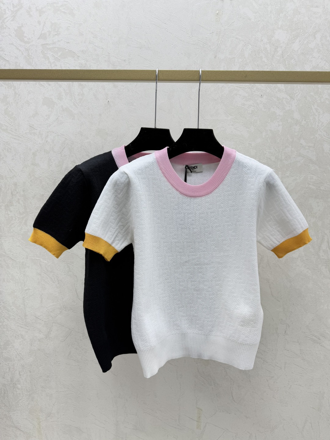 NO:709897,F family early spring new style contrasting presbyopic letter round neck knitted short sleeves color white black size 36.38.40, fendi, T-shirt,19860909F家 早春新款 撞色老花字母圆领针织短袖 颜色白色 黑色 尺码36.38.40,,fendi,T-shirt,,Women's clothing