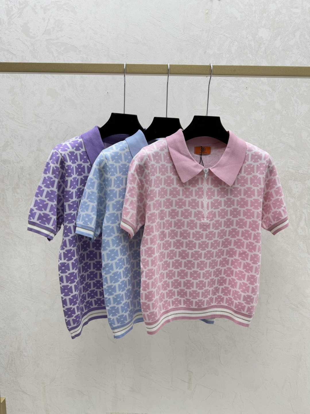 NO:709889,Tangjia Early Spring New Style Contrast Color Lapel Knitted Short Sleeves Color Pink Blue Purple Size 36.38.40, T-shirt,19860909汤家 早春新款 撞色翻领针织短袖 颜色粉色 蓝色 紫色 尺码36.38.40,,T-shirt,,Women's clothing