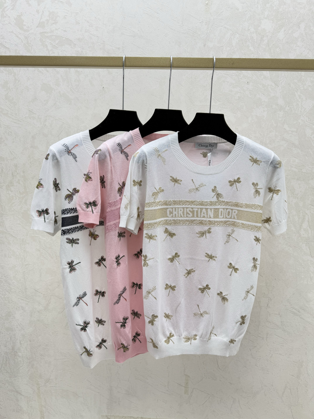 NO:710394,D family early spring new style contrasting letter bee round neck knitted short sleeves color gold pink black size 36.38.40, dior, T-shirt,19860909D家 早春新款 撞色字母蜜蜂圆领针织短袖 颜色金色 粉色 黑色 尺码36.38.40,,dior,T-shirt,,Women's clothing