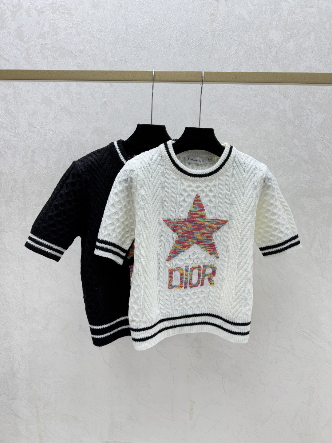 NO:710396,D family early spring new style contrasting five-pointed star letter round neck knitted short-sleeve color white black size 36.38.40, dior, T-shirt,19860909D家 早春新款 撞色五角星字母圆领针织短袖 颜色白色 黑色 尺码36.38.40,,dior,T-shirt,,Women's clothing