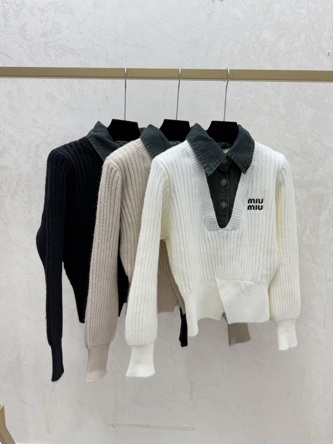 NO:712869,M family early autumn new style contrasting lapel knitted long sleeves color white khaki black size 36.38.40,,19860909M家 早秋新款 撞色翻领针织长袖 颜色白色 卡其 黑色 尺码36.38.40,,,Women's clothing