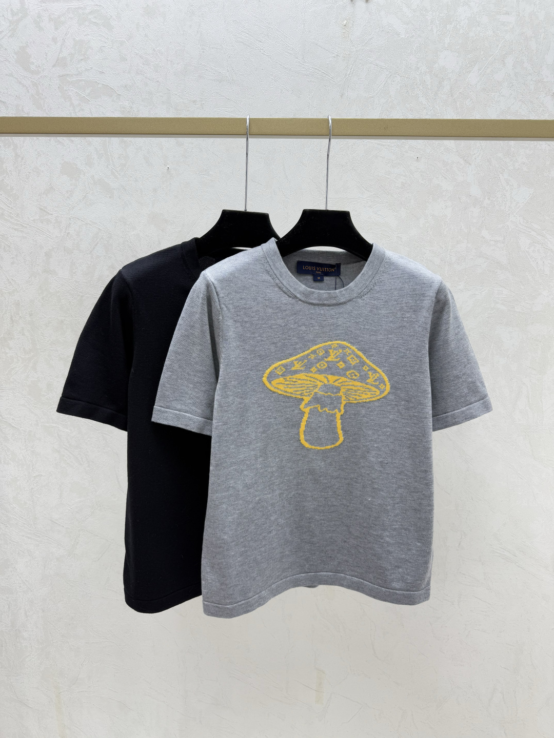 NO:712879,L family early spring new style contrasting mushroom round neck knitted short sleeves color gray black size 36.38.40, louis vuitton, T-shirt,19860909L家 早春新款 撞色蘑菇圆领针织短袖 颜色灰色 黑色 尺码36.38.40,,louis vuitton,T-shirt,,Women's clothing