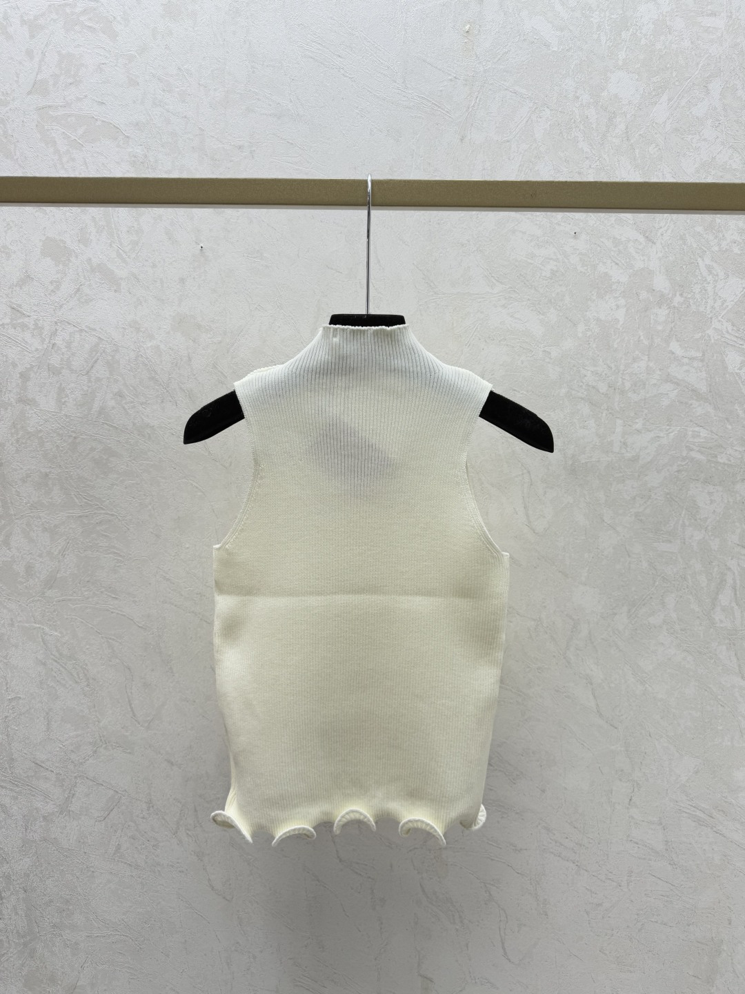 Miu Miu M家 早春新款 纯色荷叶边高领针织背心