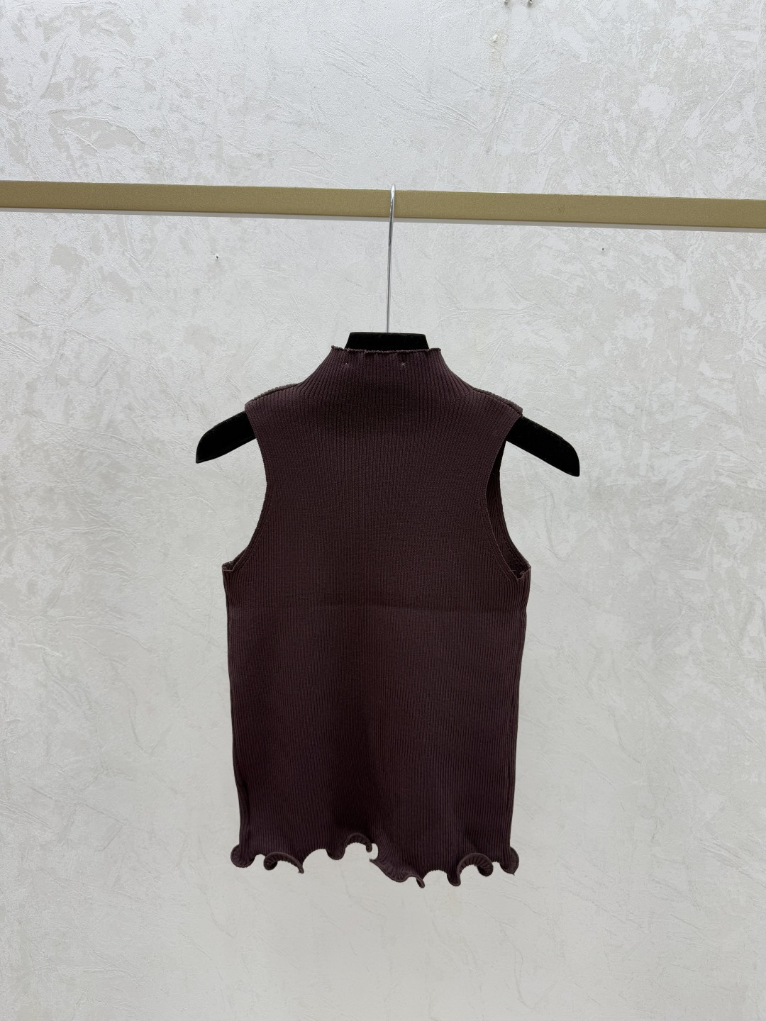 Miu Miu M家 早春新款 纯色荷叶边高领针织背心