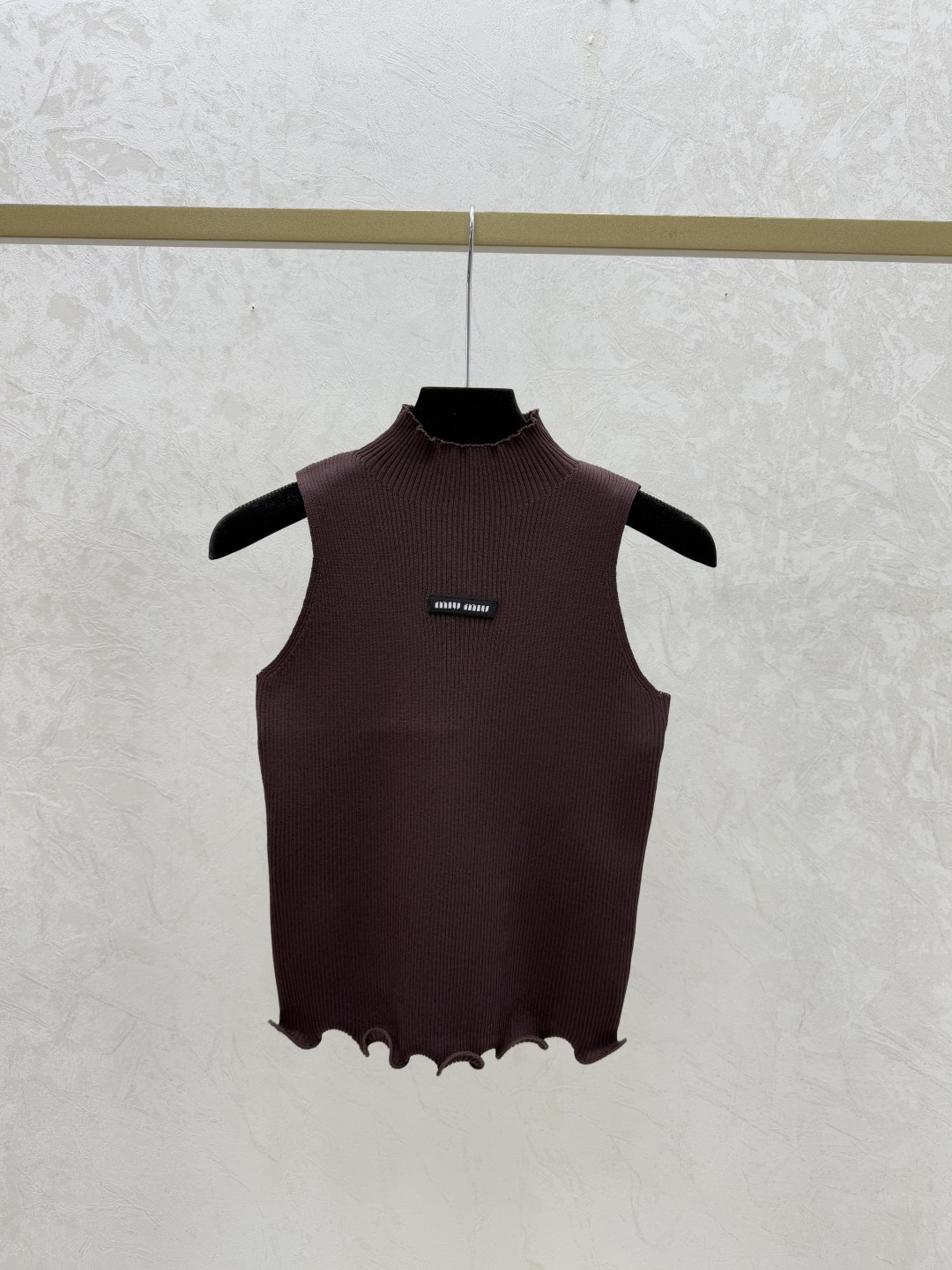 Miu Miu M家 早春新款 纯色荷叶边高领针织背心