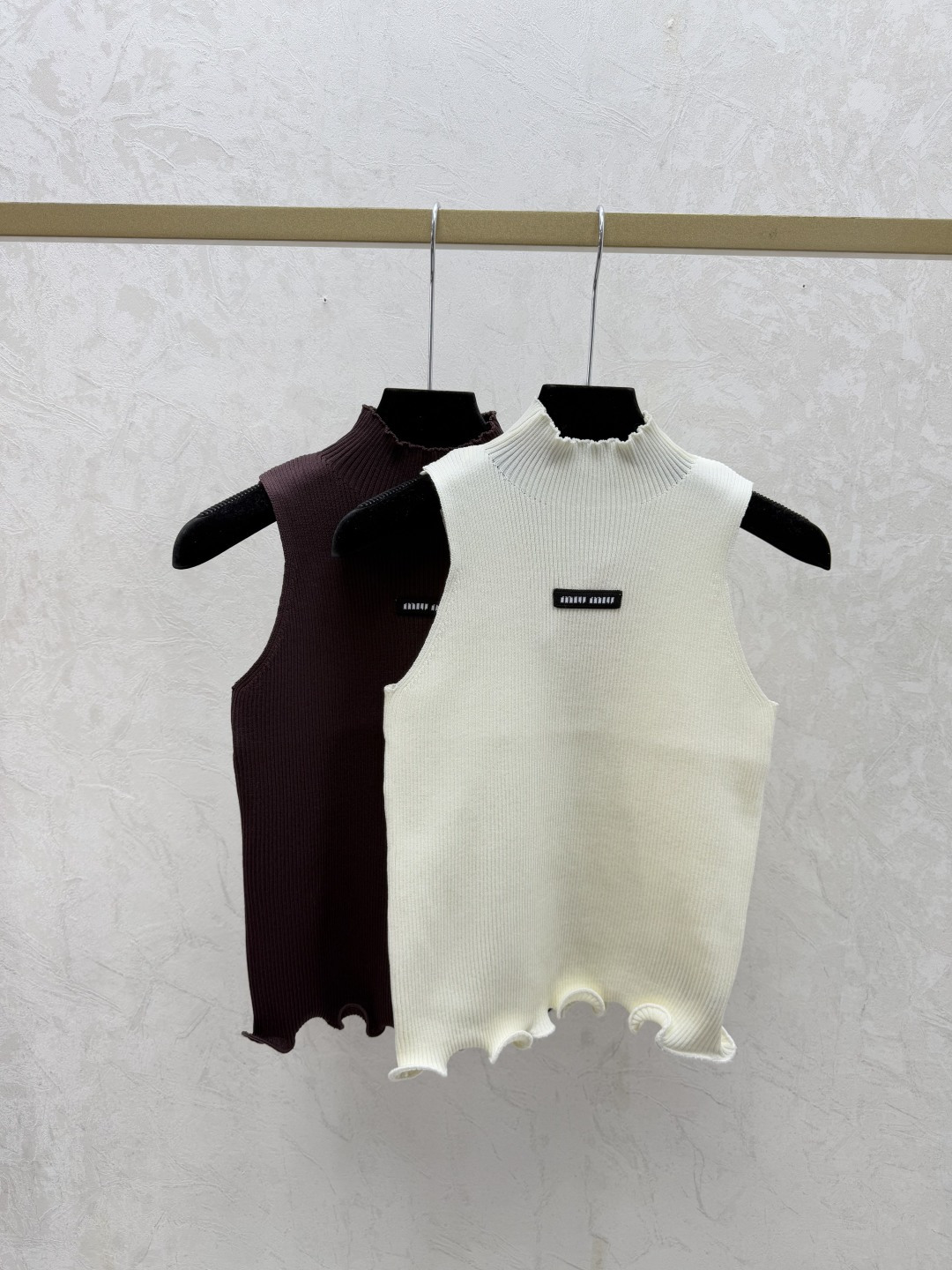 Miu Miu M家 早春新款 纯色荷叶边高领针织背心