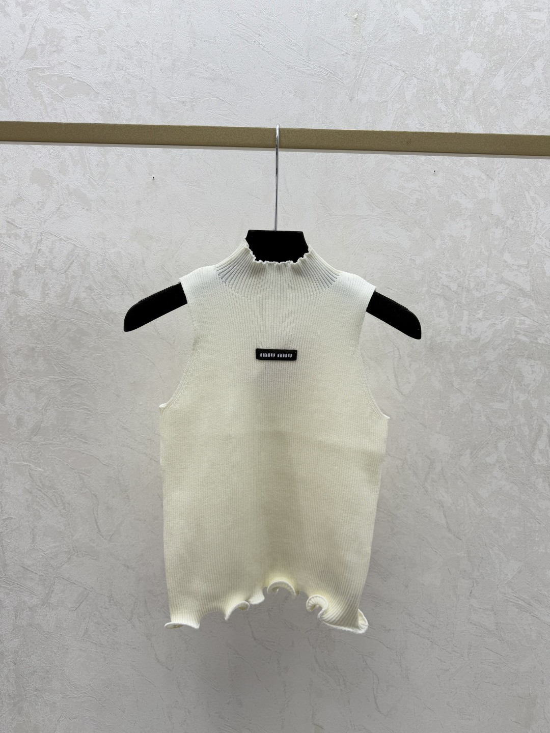 Miu Miu M家 早春新款 纯色荷叶边高领针织背心