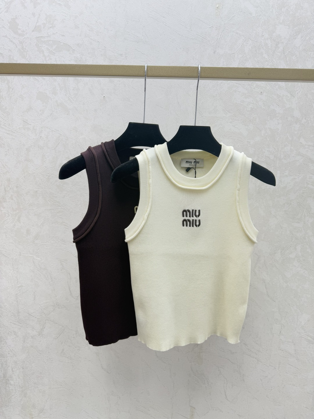 Miu Miu M家 早春新款 纯色简约圆领针织背心