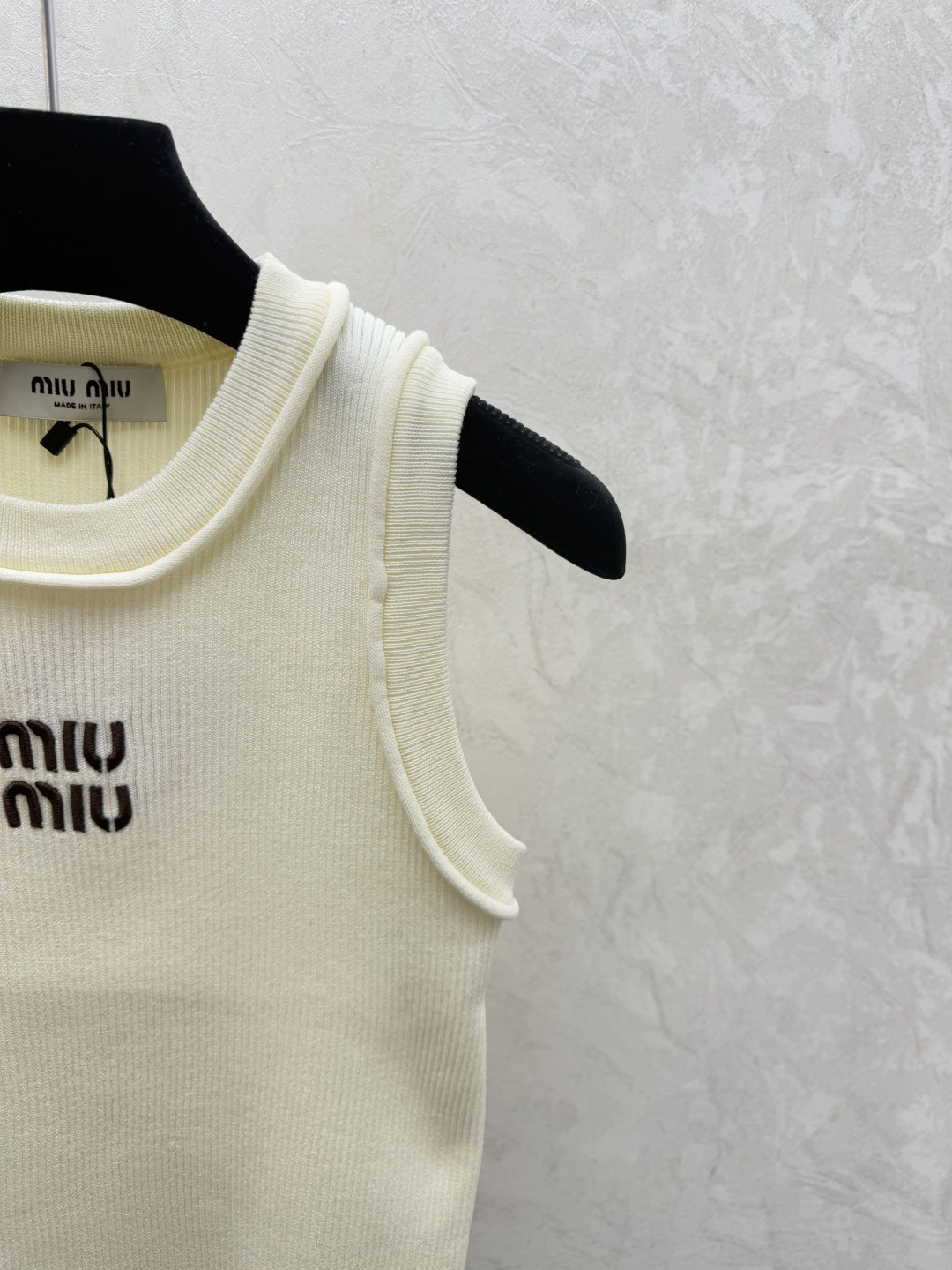 Miu Miu M家 早春新款 纯色简约圆领针织背心