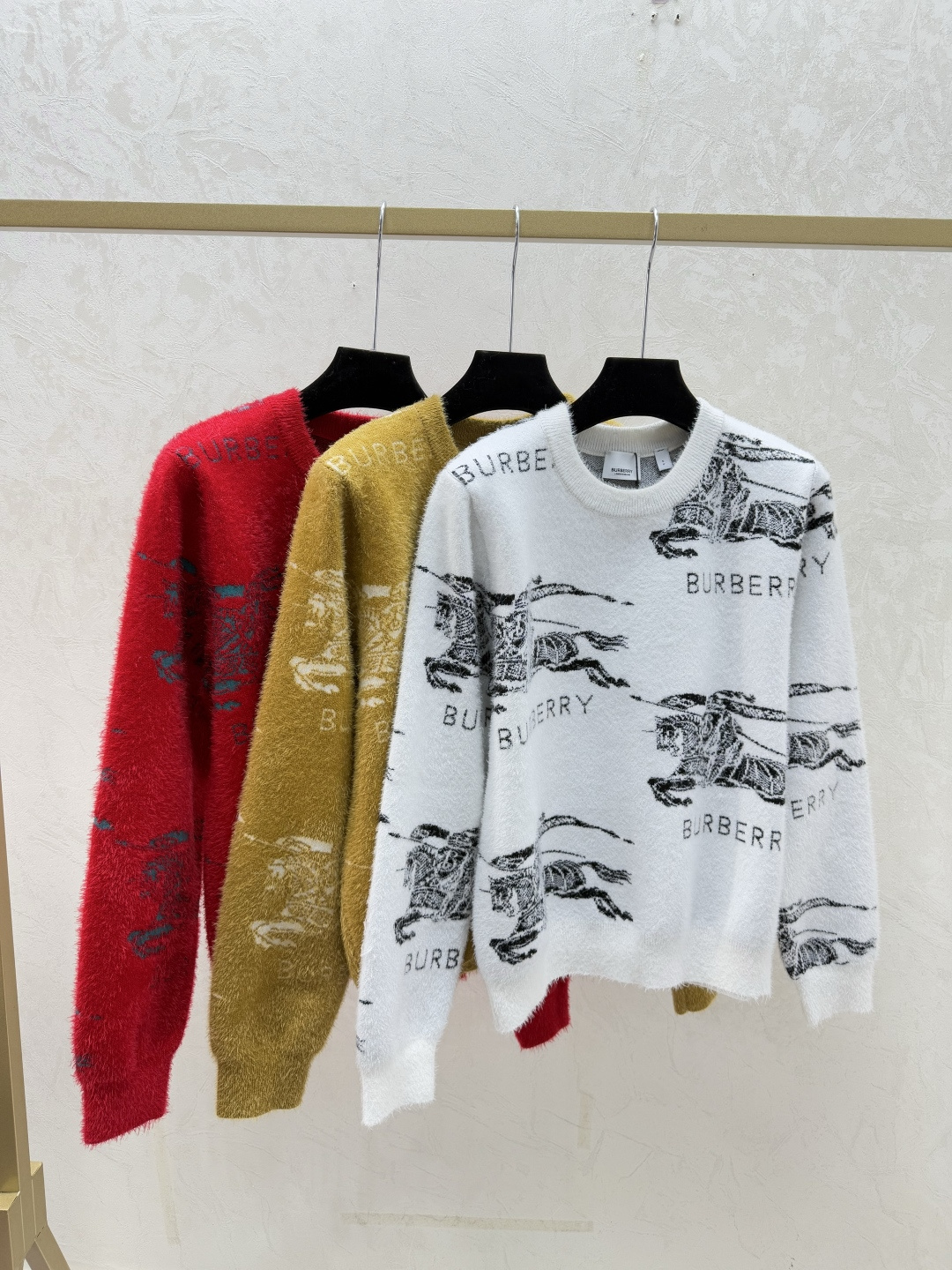 NO:715298,BU Home Early Autumn New Style Contrast Color War Horse Round Neck Knitted Long Sleeve Color White Yellow Red Size 36.38.40,,19860909BU家 早秋新款 撞色战马圆领针织长袖 颜色白色 黄色 红色 尺码36.38.40,,,Women's clothing