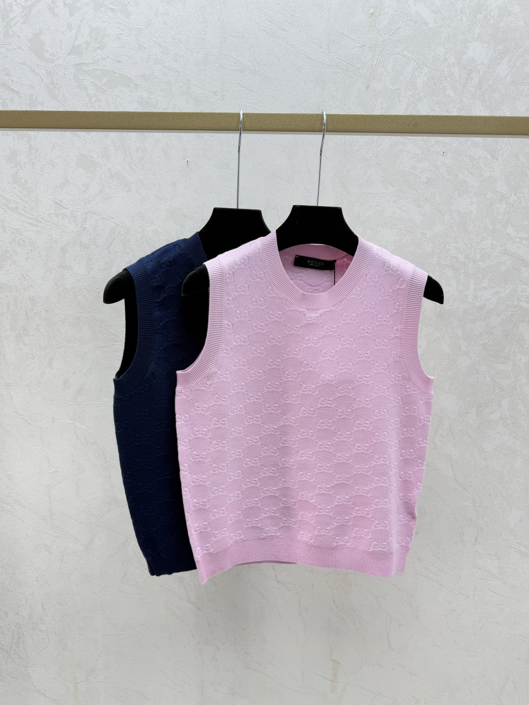 NO:715300,G Family Early Spring New Solid Color Presbyopic Letters Round Neck Knitted Vest Color Pink Royal Blue Size 36.38.40,,gucci,19860909G家 早春新款 纯色老花字母圆领针织背心 颜色粉色 宝蓝 尺码36.38.40,,gucci,,Women's clothing