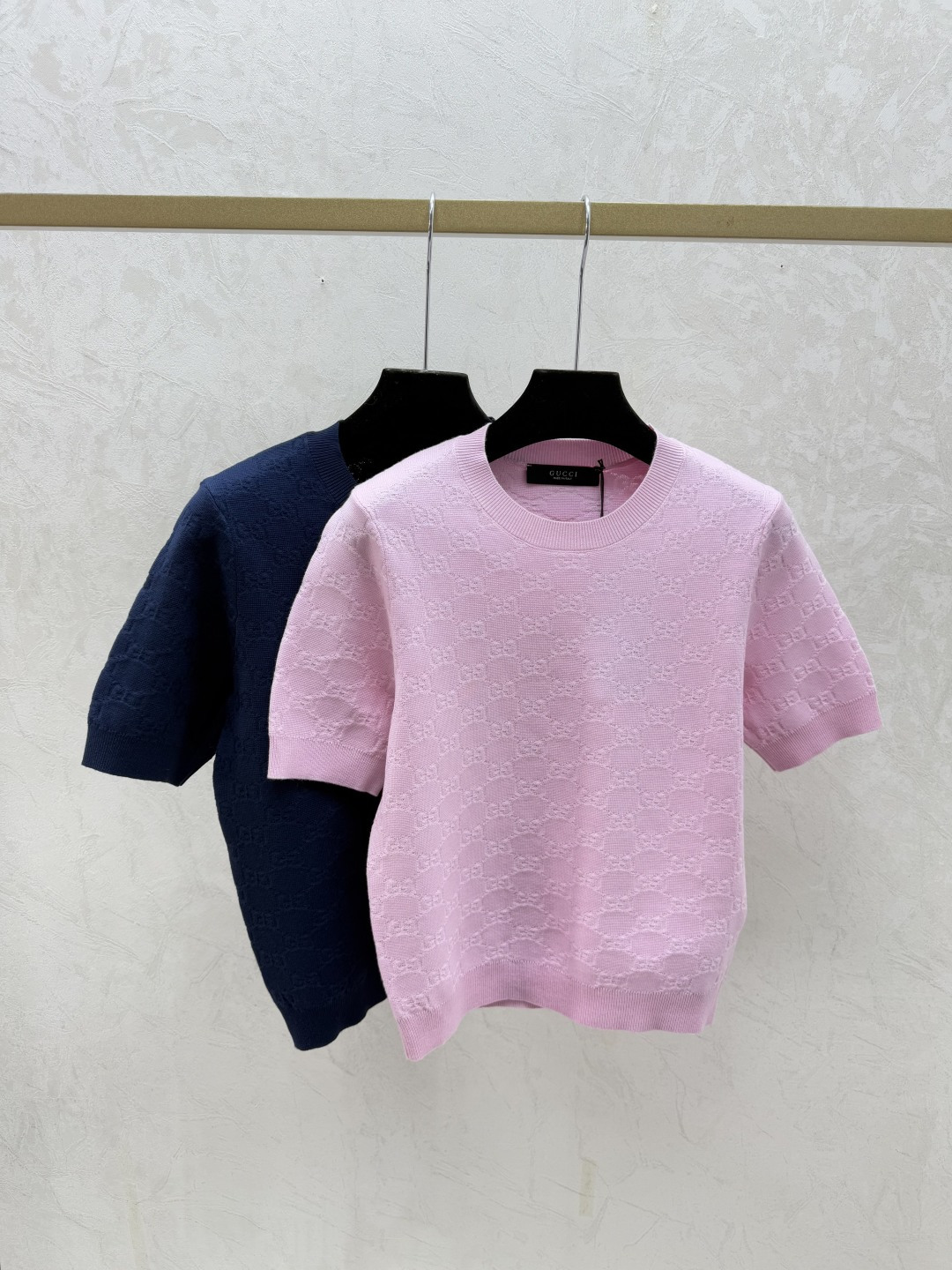 NO:715302,G family early spring new style solid color presbyopic letter round neck knitted short sleeves color pink royal blue size 36.38.40, gucci, T-shirt,19860909G家 早春新款 纯色老花字母圆领针织短袖 颜色粉色 宝蓝 尺码36.38.40,,gucci,T-shirt,,Women's clothing