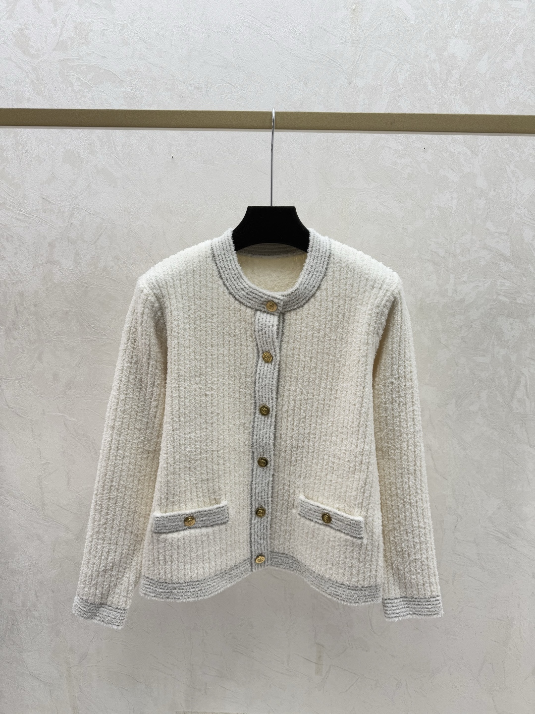 NO:715310,G Home Early Autumn New Style Contrast Color Round Neck Simple Knitted Long-Sleeved Cardigan Color White Size 36.38.40,,gucci,19860909G家 早秋新款 撞色圆领简约针织长袖开衫 颜色白色 尺码36.38.40,,gucci,,Women's clothing