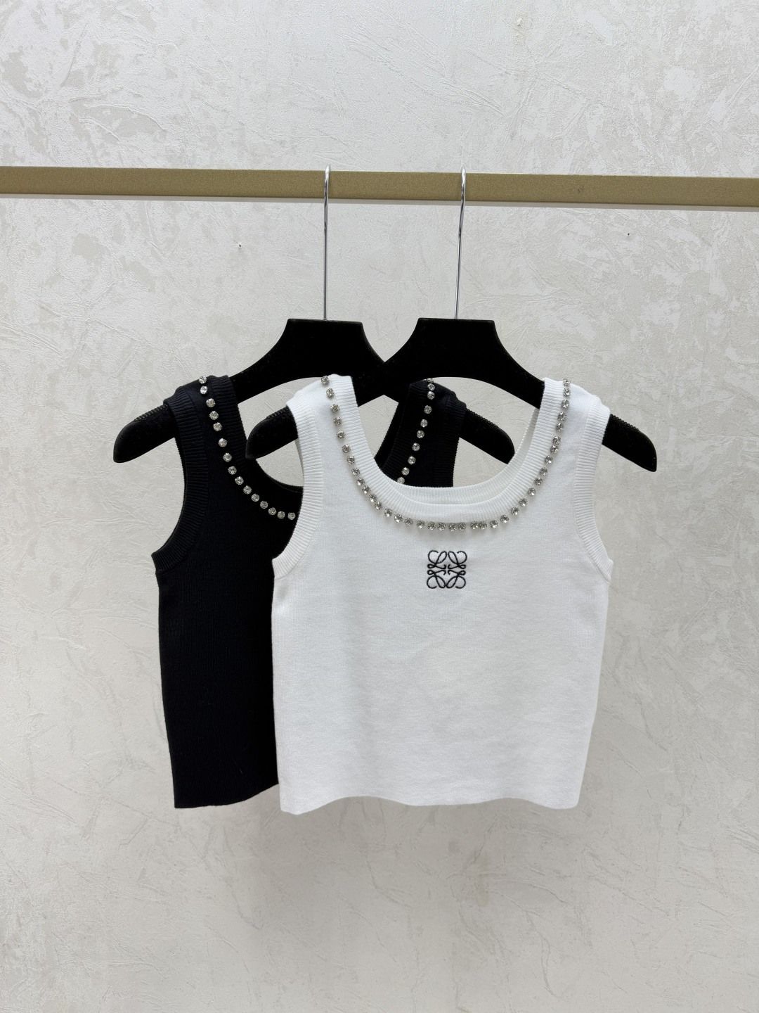 NO:715292,LO Home Early Spring New Heavy Beading Round Neck Knitted Vest Color White Black Size 36.38.40,,19860909LO家 早春新款 重工钉珠圆领针织背心 颜色白色 黑色 尺码36.38.40,,,Women's clothing