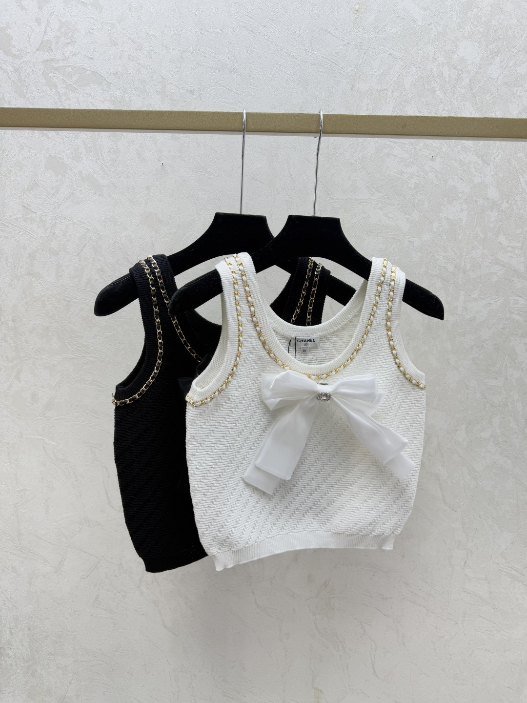 NO:715541,CH Home Early Spring New Solid Color Bow Chain Round Neck Knitted Vest Color White Black Size 36.38.40,,19860909CH家 早春新款 纯色蝴蝶结链条圆领针织背心 颜色白色 黑色 尺码36.38.40,,,Women's clothing