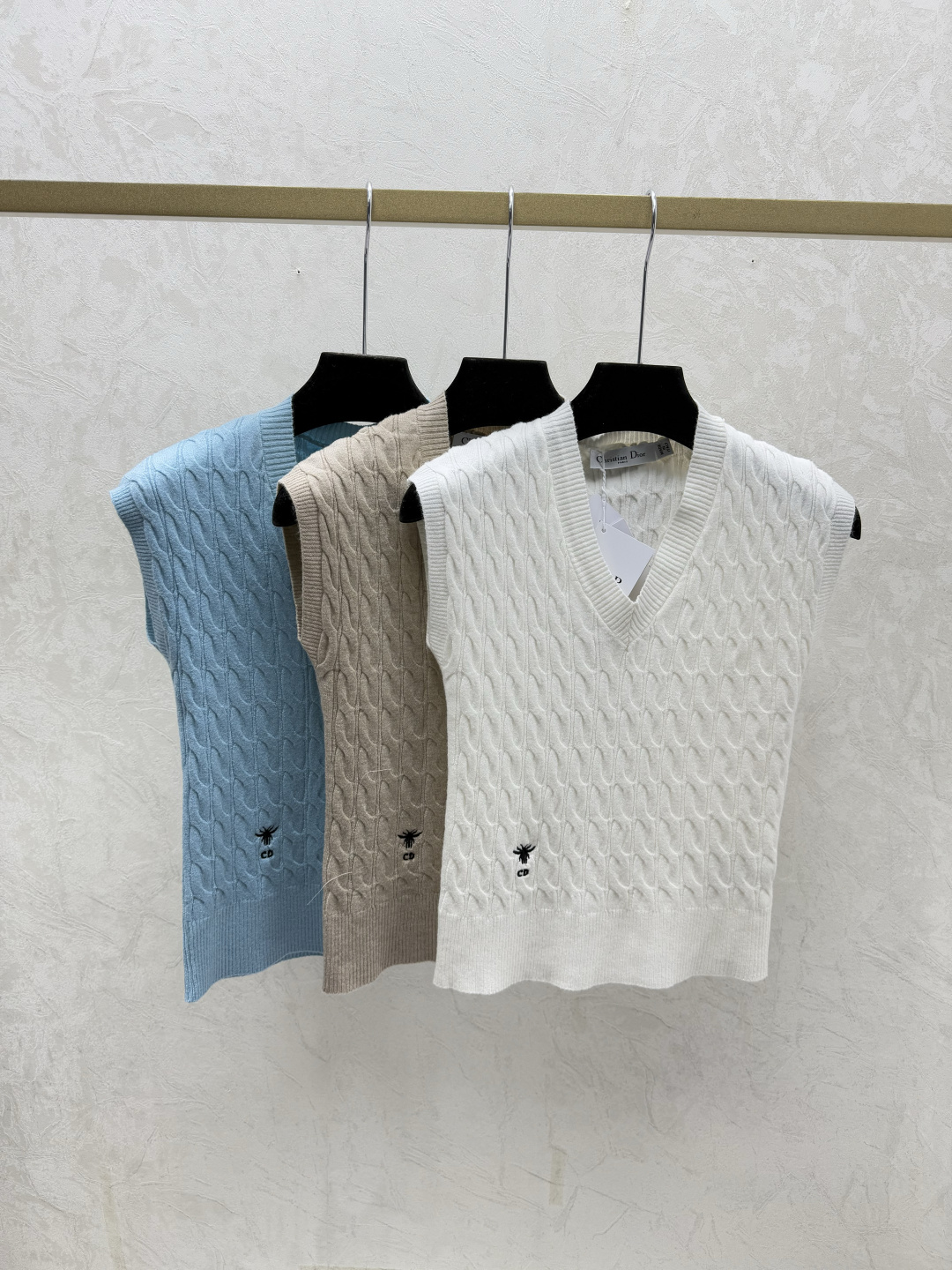 NO:716968,D family early spring new solid color simple V-neck knitted vest color white khaki blue size 36.38.40, dior,19860909D家 早春新款 纯色简约V领针织背心 颜色白色 卡其 蓝色 尺码36.38.40,,dior,,Women's clothing
