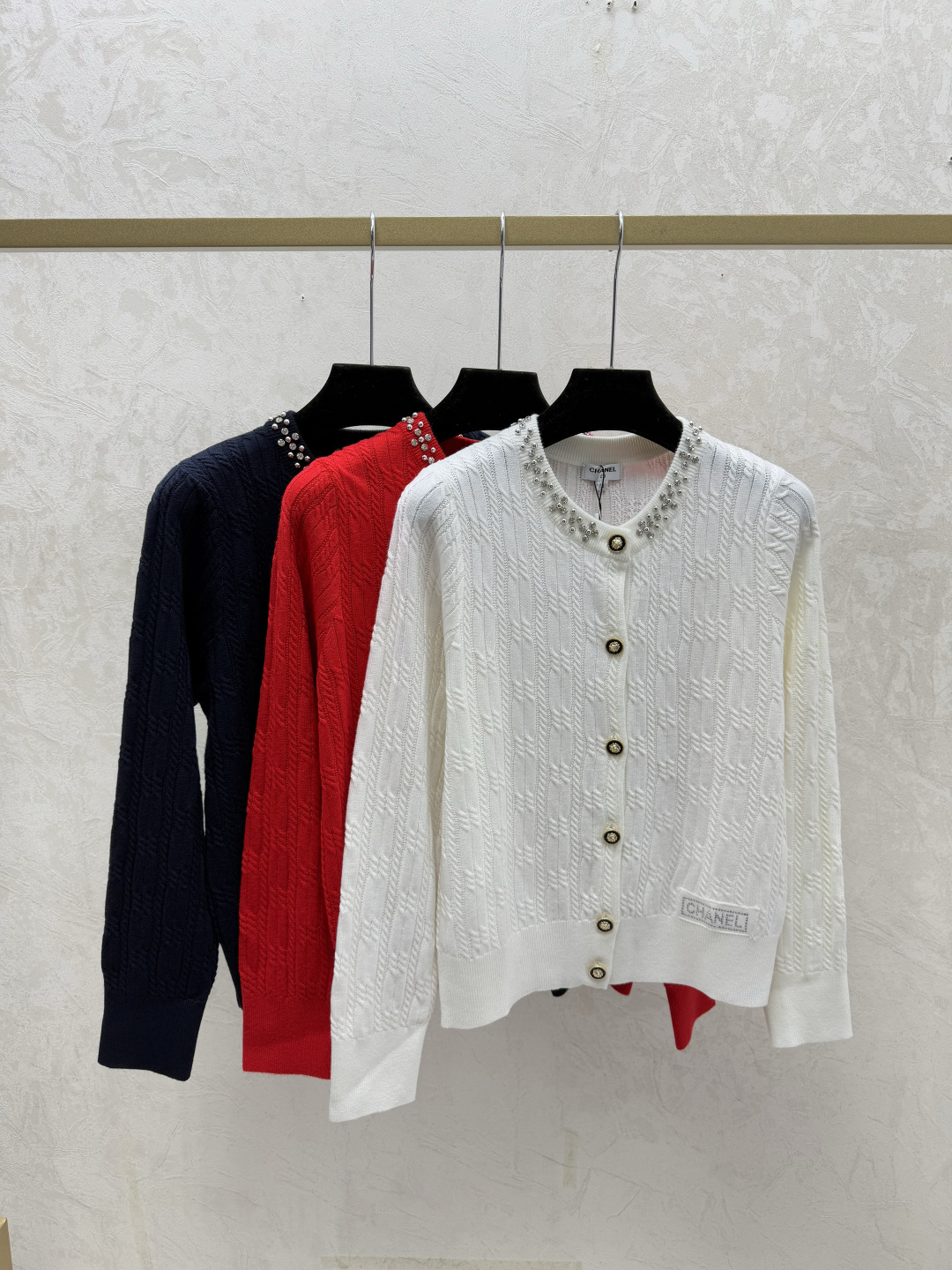 NO:716972,PO Home Early Autumn New Solid Color Heavy Beading Round Neck Knitted Long Sleeve Cardigan Color White Red Black Size 36.38.40,,19860909PO家 早秋新款 纯色重工钉珠圆领针织长袖开衫 颜色白色 红色 黑色 尺码36.38.40,,,Women's clothing