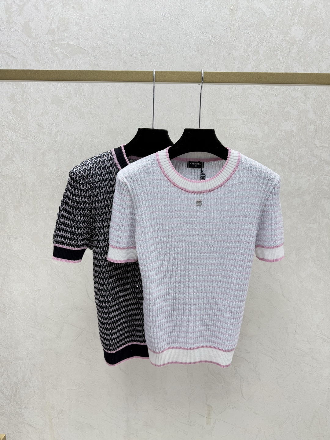 NO:716976,CH Home Early Spring New Style Contrast Color Striped Round Neck Knitted Short Sleeves Color White Black Size 36.38.40, T-shirt,19860909CH家 早春新款 撞色条纹圆领针织短袖 颜色白色 黑色 尺码36.38.40,,T-shirt,,Women's clothing