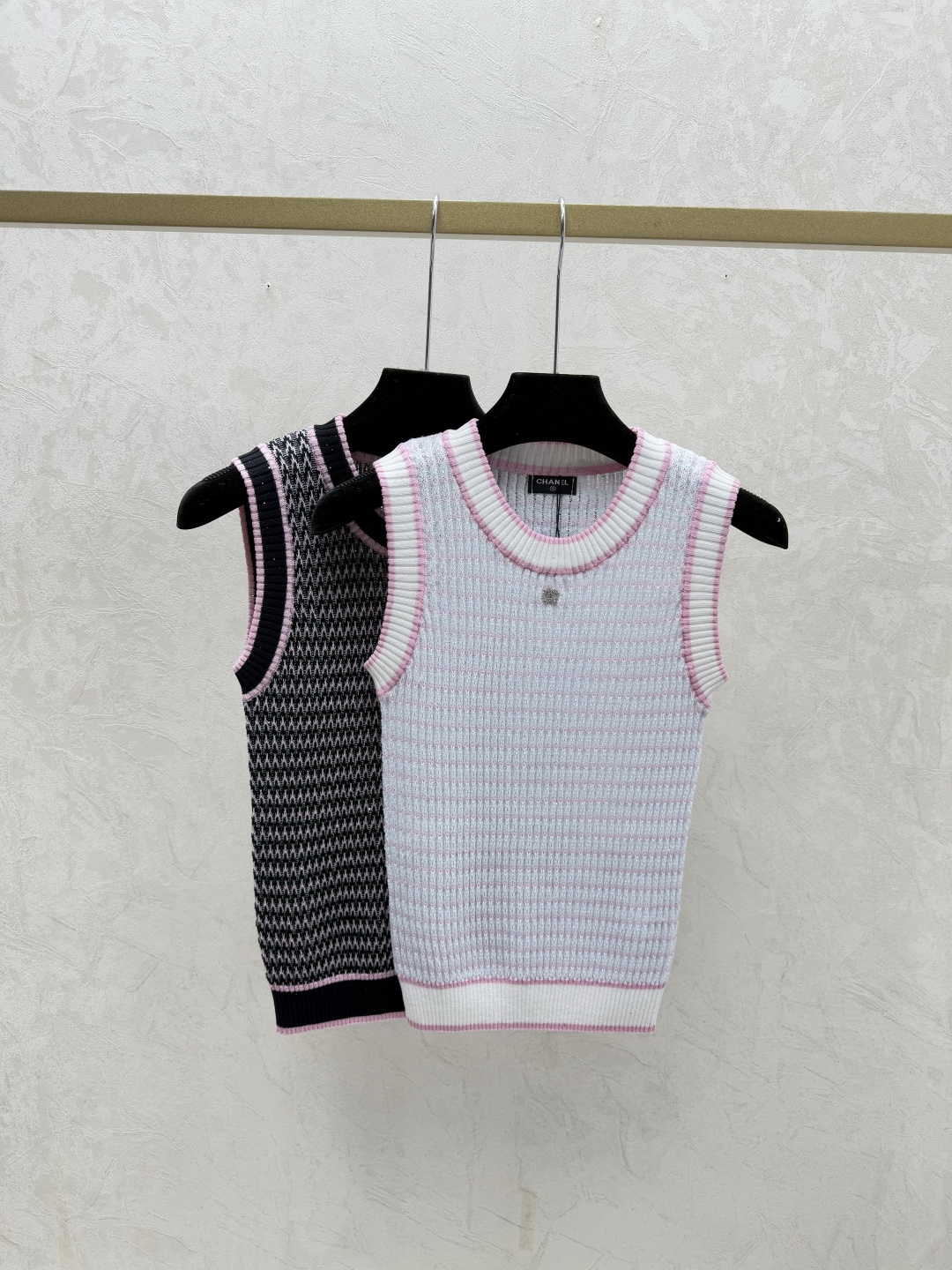 NO:716978,CH Home Early Spring New Style Contrast Color Striped Round Neck Knitted Vest Color White Black Size 36.38.40,,19860909CH家 早春新款 撞色条纹圆领针织背心 颜色白色 黑色 尺码36.38.40,,,Women's clothing