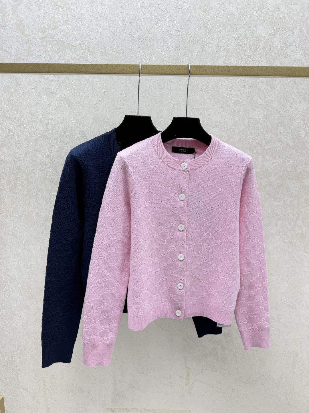 NO:716980,G Family Early Autumn New Style Solid Color Presbyopia Letters Round Neck Knitted Long Sleeves Color Pink Royal Blue Size 36.38.40,,gucci,19860909G家 早秋新款 纯色老花字母圆领针织长袖 颜色粉色 宝蓝 尺码36.38.40,,gucci,,Women's clothing