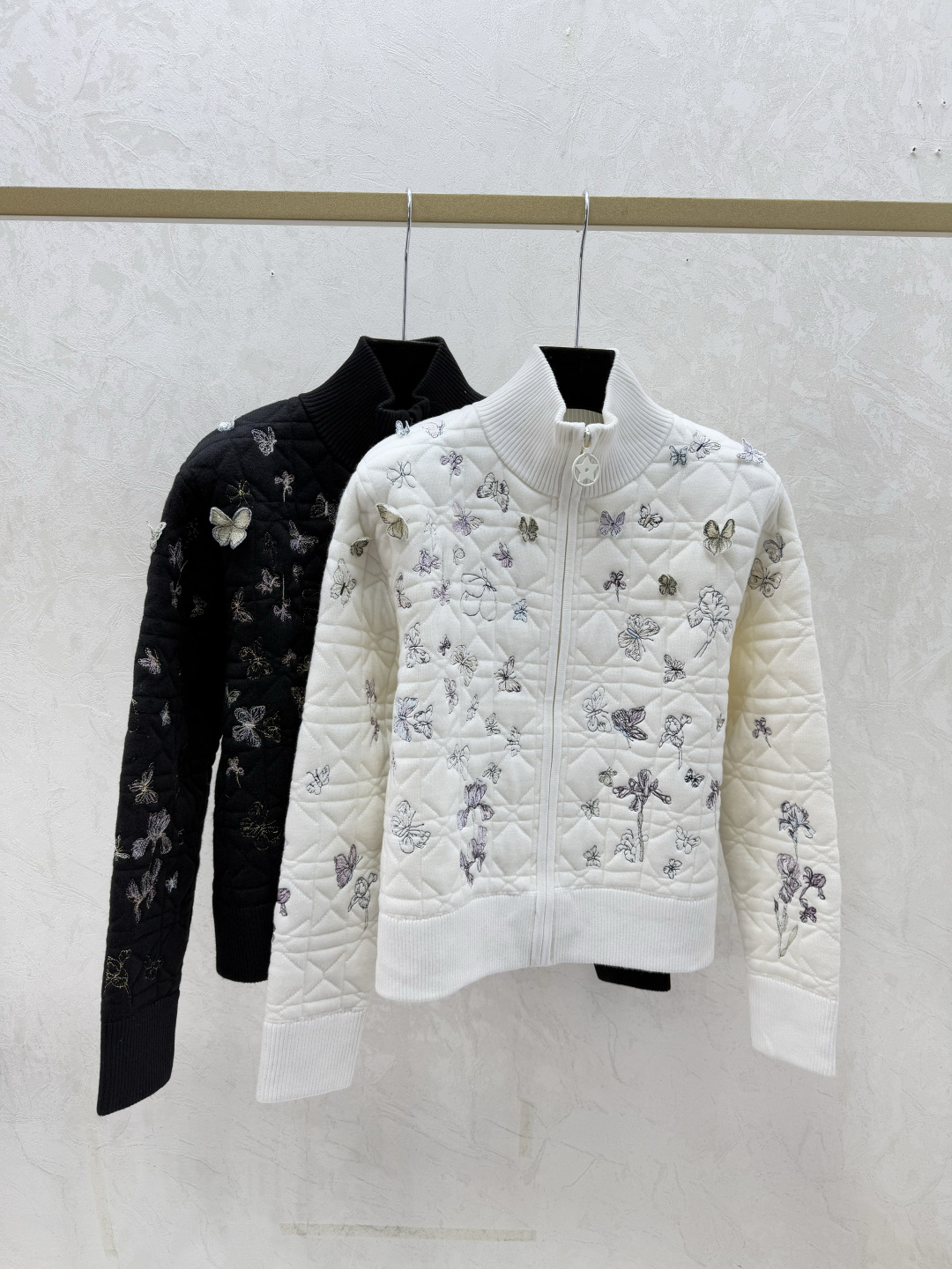 NO:729658,D's new early autumn style contrasting three-dimensional butterfly embroidered turtleneck cardigan color white black size 36.38.40, dior,19860909D家 早秋新款 撞色立体蝴蝶刺绣高领开衫 颜色白色 黑色 尺码36.38.40,,dior,,Women's clothing