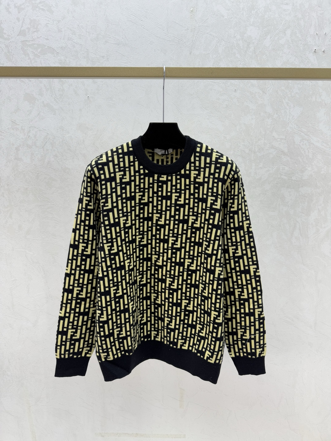 NO:729664,F Family Early Autumn New Style Contrast Color Presbyopia Letters Round Neck Knitted Long Sleeves Color Black Size 36.38.40,,fendi,19860909F家 早秋新款 撞色老花字母圆领针织长袖 颜色黑色 尺码36.38.40,,fendi,,Women's clothing
