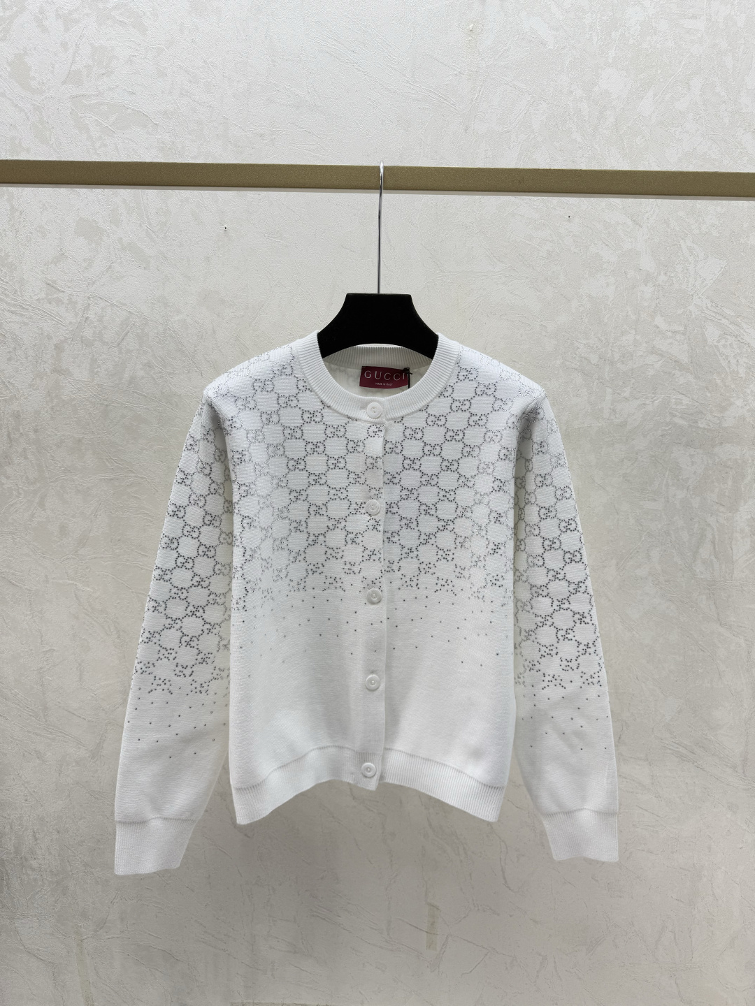 NO:729611,G Family Early Autumn New Style Presbyopic Letters Round Neck Knitted Long-Sleeved Cardigan Color White Black Size 36.38.40,,gucci,19860909G家 早秋新款 老花字母烫钻圆领针织长袖开衫 颜色白色 黑色 尺码36.38.40,,gucci,,Women's clothing
