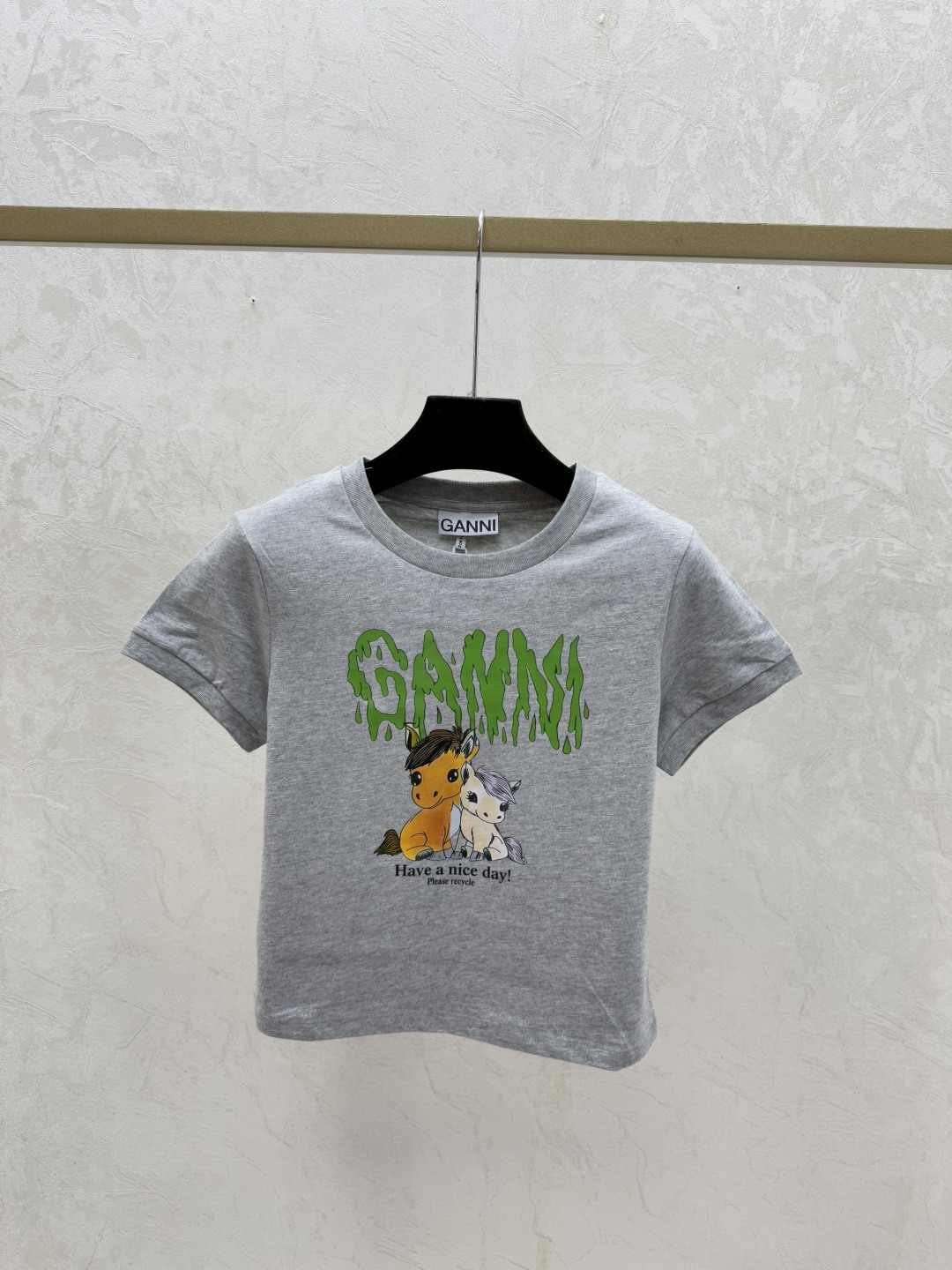 NO:729624,GANNI's early spring new model, contrasting pony round neck short sleeves, color gray, size 36.38.40,, T-shirt,19860909GANNI家 早春新款 撞色小马圆领短袖 颜色灰色 尺码36.38.40,,T-shirt,,Women's clothing