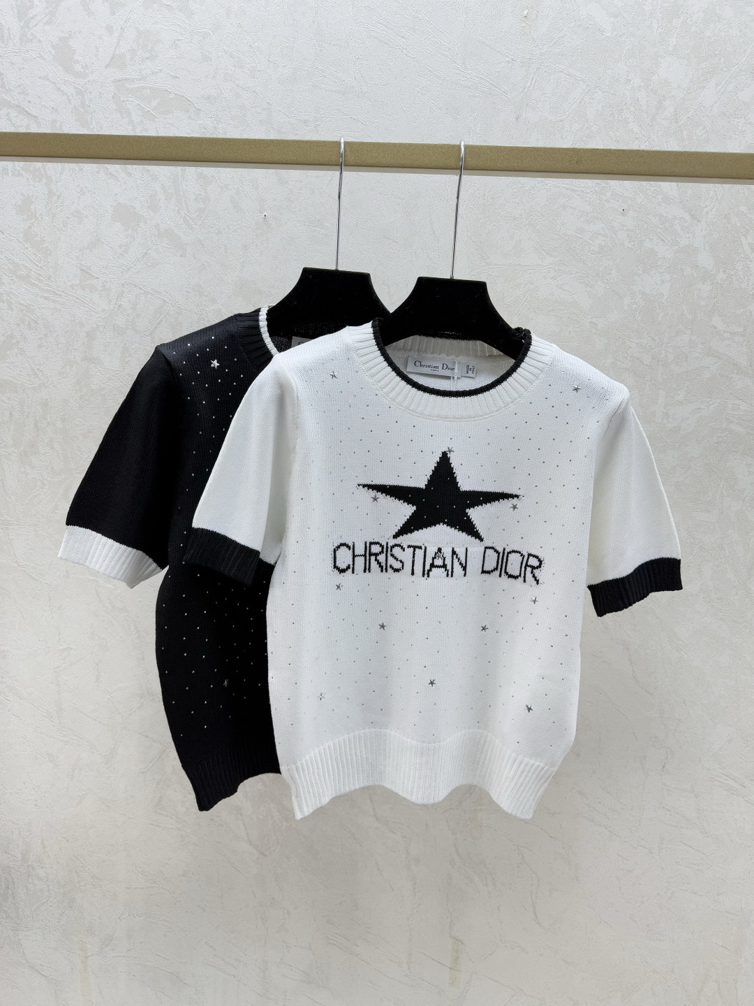 NO:730564,D's new style for early spring, contrasting five-pointed star letters, round neck knitted short-sleeves, color white, black, size 36.38.40, dior, T-shirt,19860909D家 早春新款 撞色五角星字母烫钻圆领针织短袖 颜色白色 黑色 尺码36.38.40,,dior,T-shirt,,Women's clothing