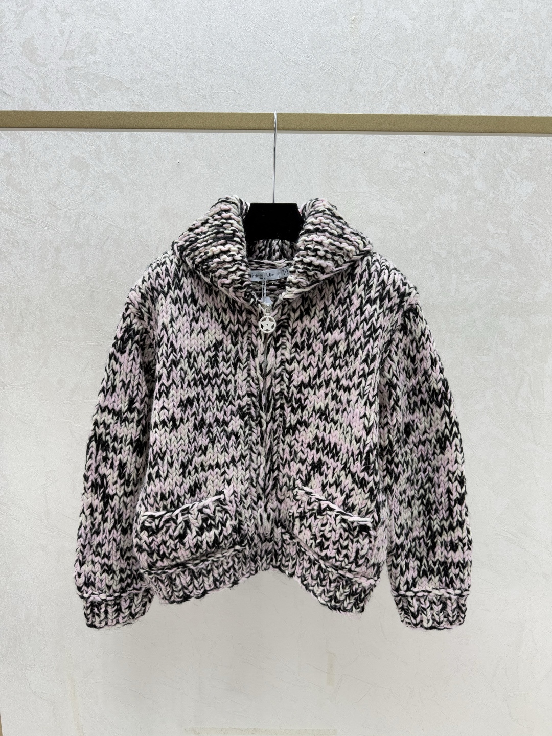 NO:730511,D's new early autumn style contrasting five-pointed star letter lapel knitted long-sleeved cardigan color black size 36.38.40, dior,19860909D家 早秋新款 撞色背后五角星字母翻领针织长袖开衫 颜色黑色 尺码36.38.40,,dior,,Women's clothing