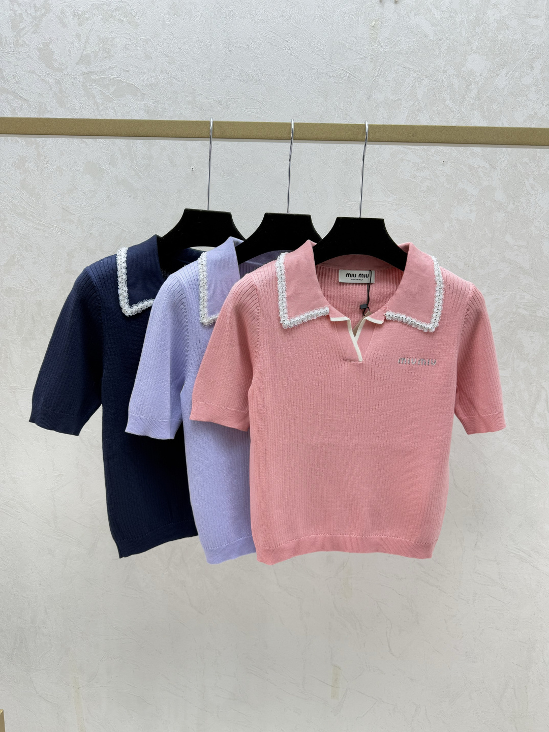 NO:730519,M family early spring new style solid color heavy beaded lapel knitted short sleeves color pink purple royal blue size 36.38.40, T-shirt,19860909M家 早春新款 纯色重工钉珠翻领针织短袖 颜色粉色 紫色 宝蓝 尺码36.38.40,,T-shirt,,Women's clothing