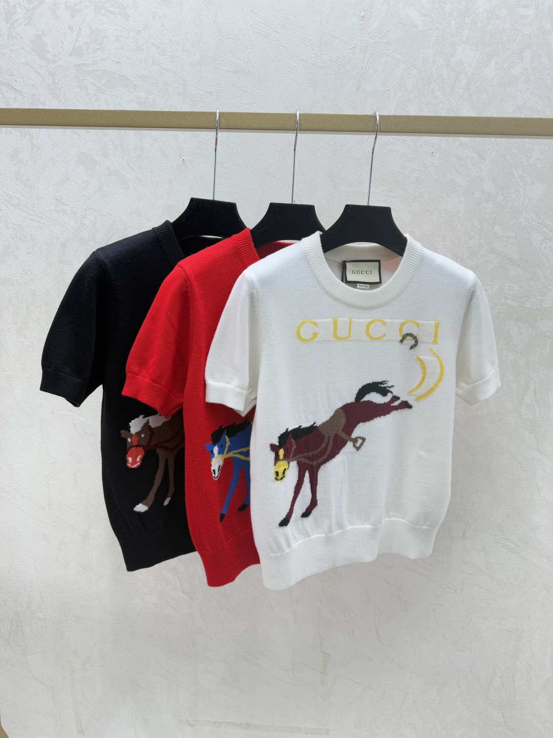 NO:731345,G Home Early Spring New Style Contrast Color Pony Jacquard Round Neck Knitted Short Sleeves Color White Red Black Size 36.38.40,,gucci,T-shirt,19860909G家 早春新款 撞色小马提花圆领针织短袖 颜色白色 红色 黑色 尺码36.38.40,,gucci,T-shirt,,Women's clothing