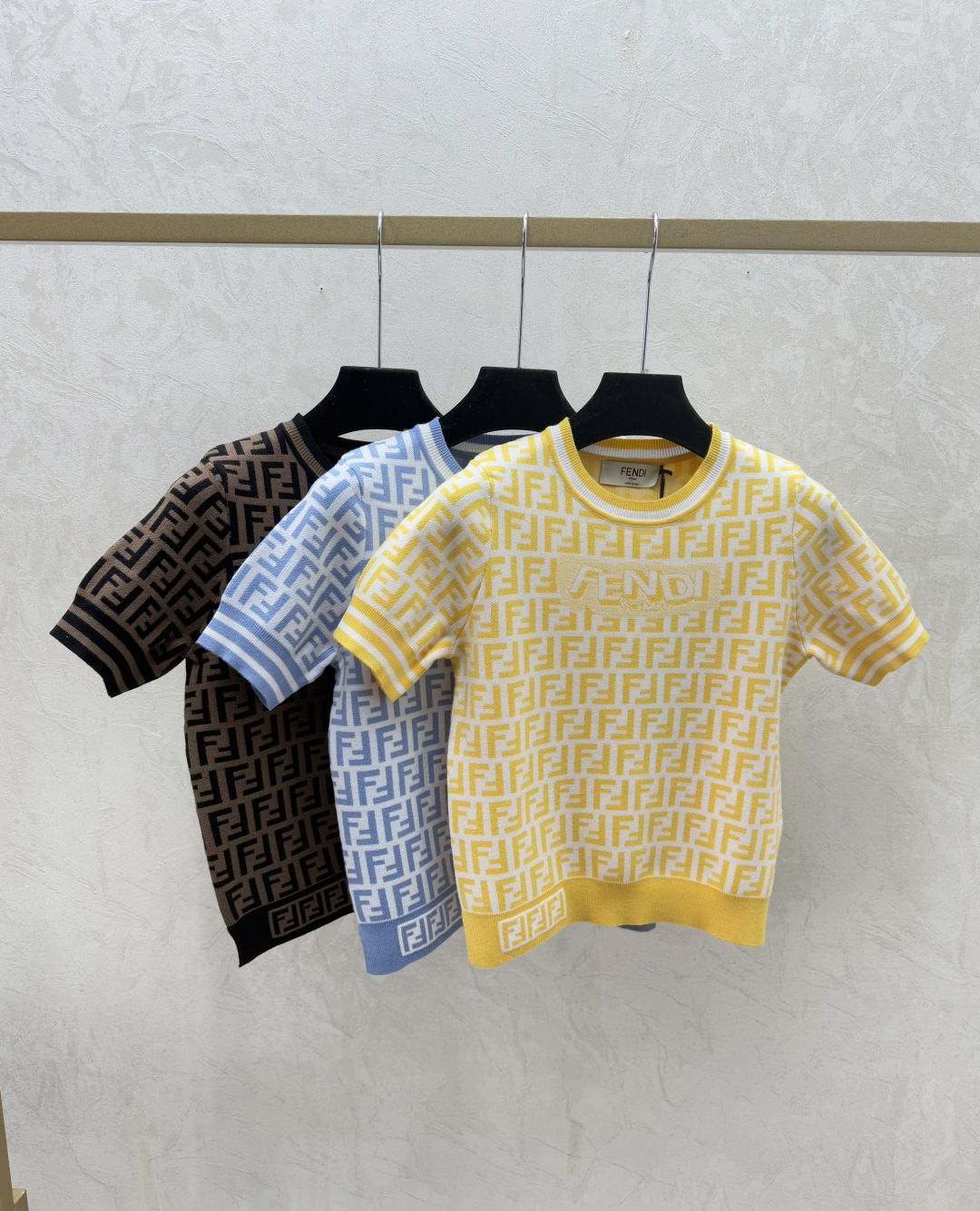 NO:731348,F family early spring new style contrasting presbyopic letter round neck knitted short sleeves color yellow blue coffee size 36.38.40, fendi, T-shirt,19860909F家 早春新款 撞色老花字母圆领针织短袖 颜色黄色 蓝色 咖啡 尺码36.38.40,,fendi,T-shirt,,Women's clothing