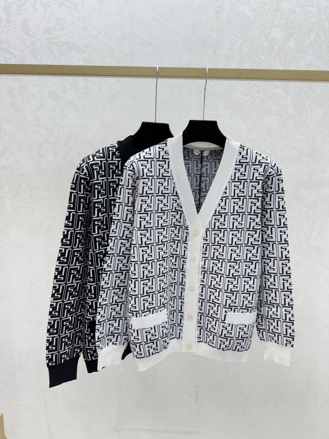 NO:732809,F family early autumn new style contrasting presbyopic letter V-neck knitted long-sleeved cardigan color white black size 36.38.40,,fendi,19860909F家 早秋新款 撞色老花字母V领针织长袖开衫 颜色白色 黑色 尺码36.38.40,,fendi,,Women's clothing