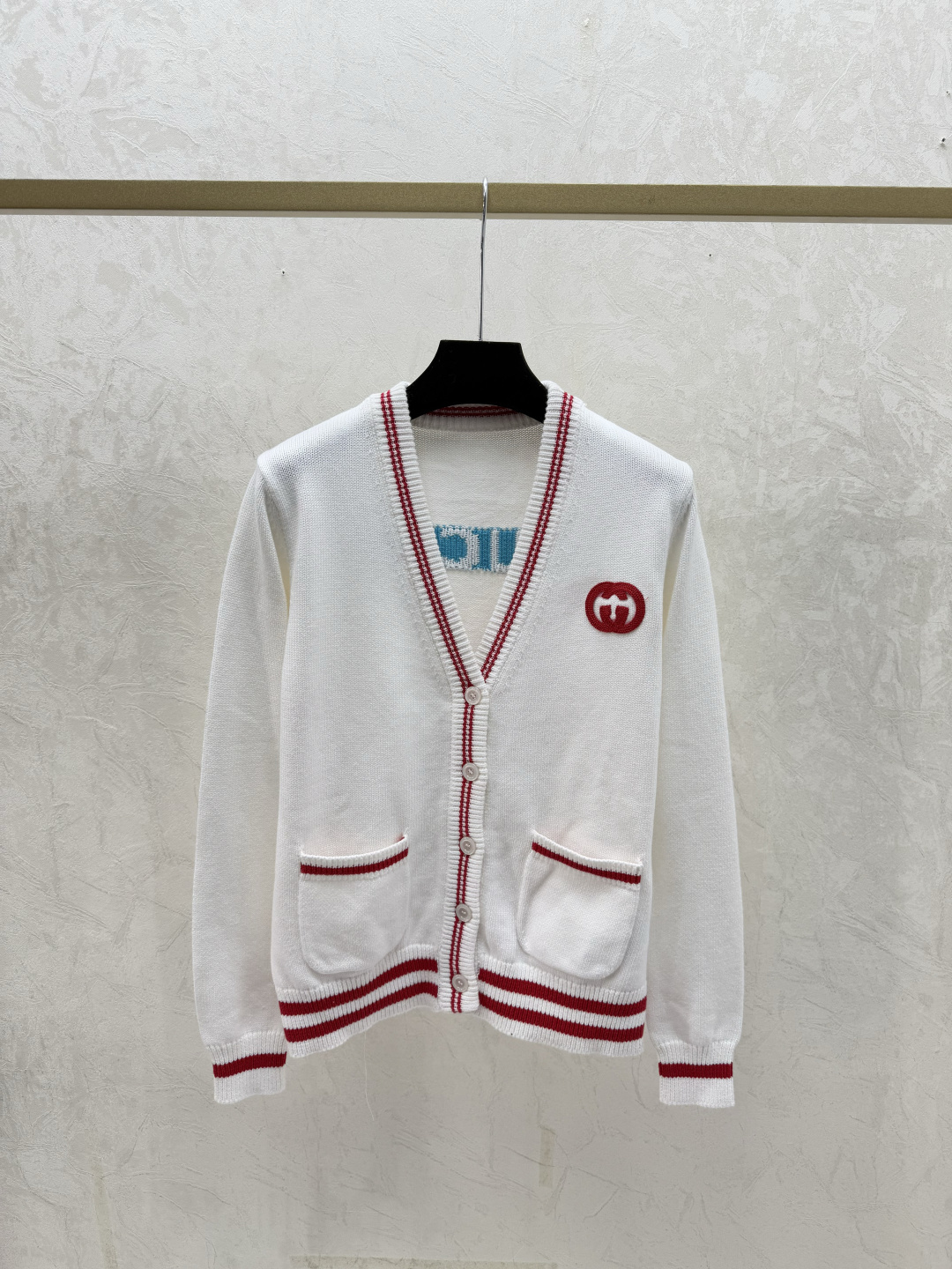 NO:732800,G family early autumn new style contrasting color back pony jacquard V-neck knitted long-sleeved cardigan color white size 36.38.40,,gucci,19860909G家 早秋新款 撞色背后小马提花V领针织长袖开衫 颜色白色 尺码36.38.40,,gucci,,Women's clothing